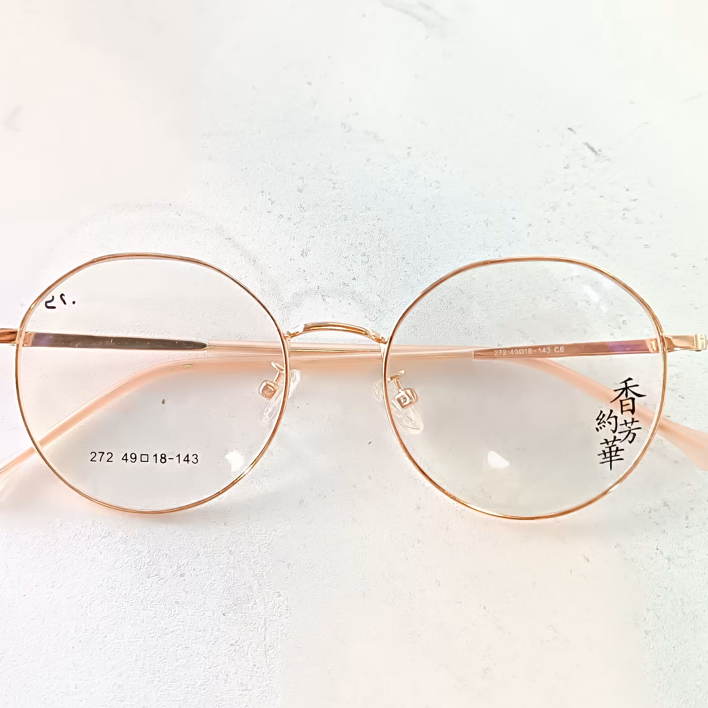 عینک طبی چند ضلعی طرح گرد رنگ طلایی دسته طلایی روکش پلاستیکی صورتی ضد حساسیت قابلیت تعویض عدسی های طبی نمره دار را دارد