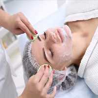 پاکسازی و فیشیال تخصصی پوست در کیلینیک ماکان