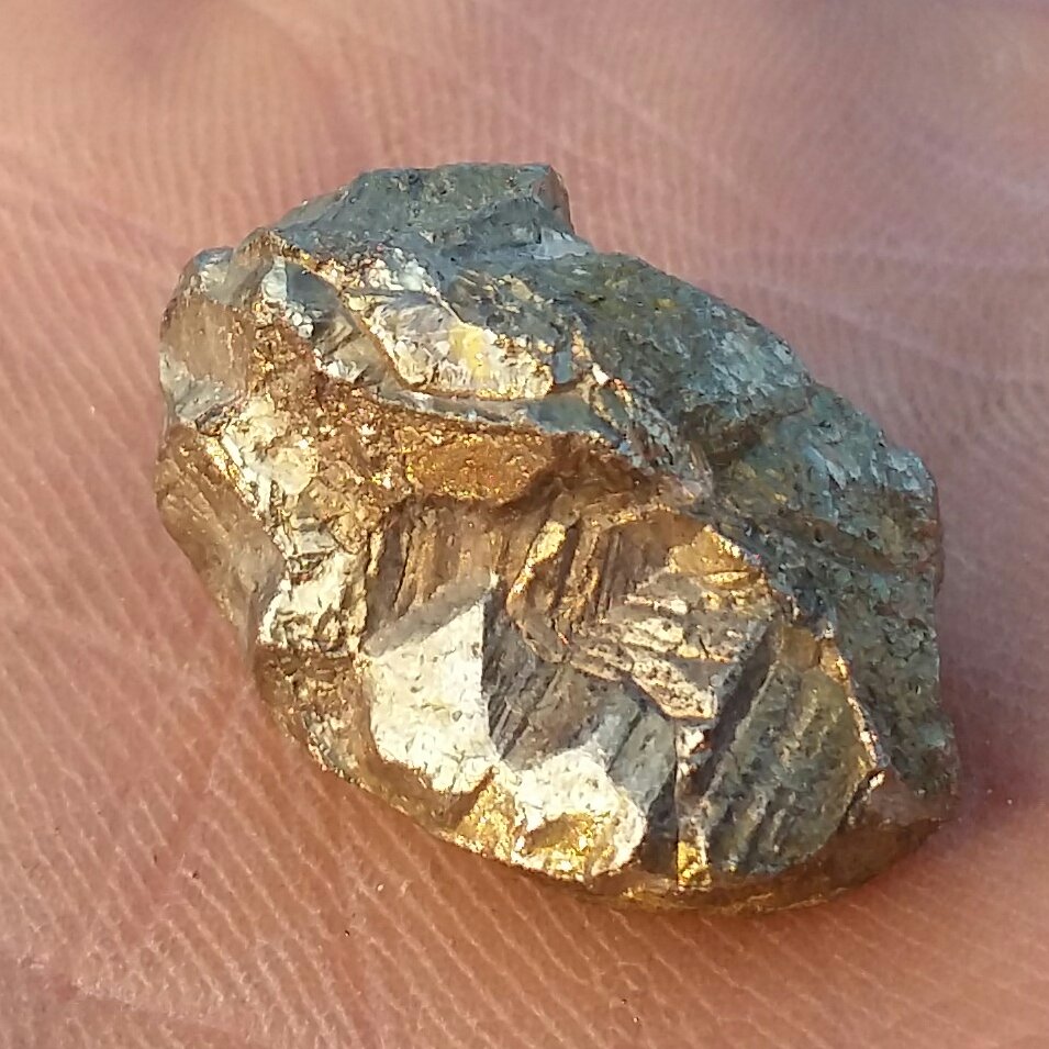 سنگ راف حبه شده پیریت طلایی ملقب به سنگ طلا 100 در 100 طبیعی شاهکار خلقت
تماما پیریت بدون ناخالصی
بی نظیر
کد 8808