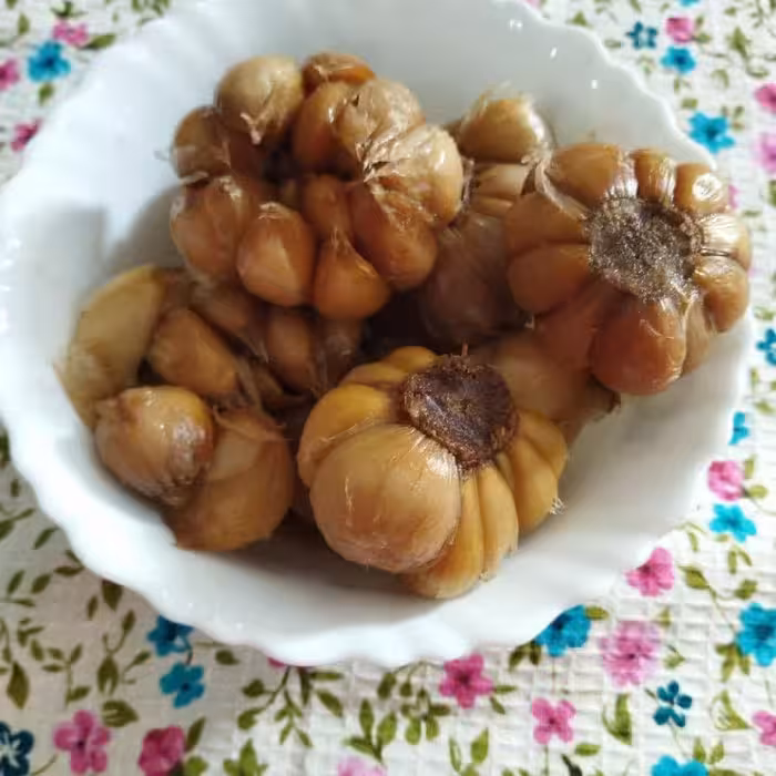 ترشی سیر محلی شمال با ترکیب  سرکه انجیر  سیاه محلی وخانگی شمال