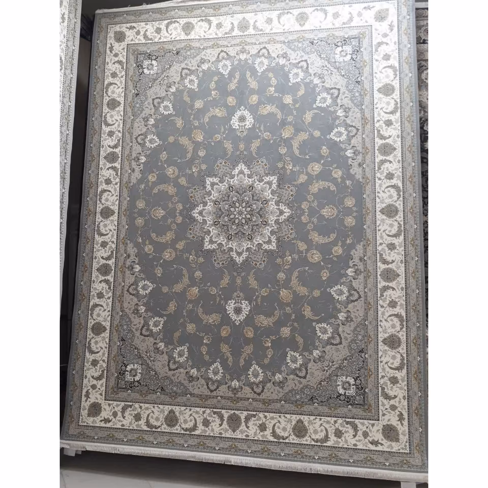 فرش ماشینی 1500 شانه گل برجسته اصل تراکم 4500 طرح اصفهان زمینه طوسی 12 متری جنس اکرولیک