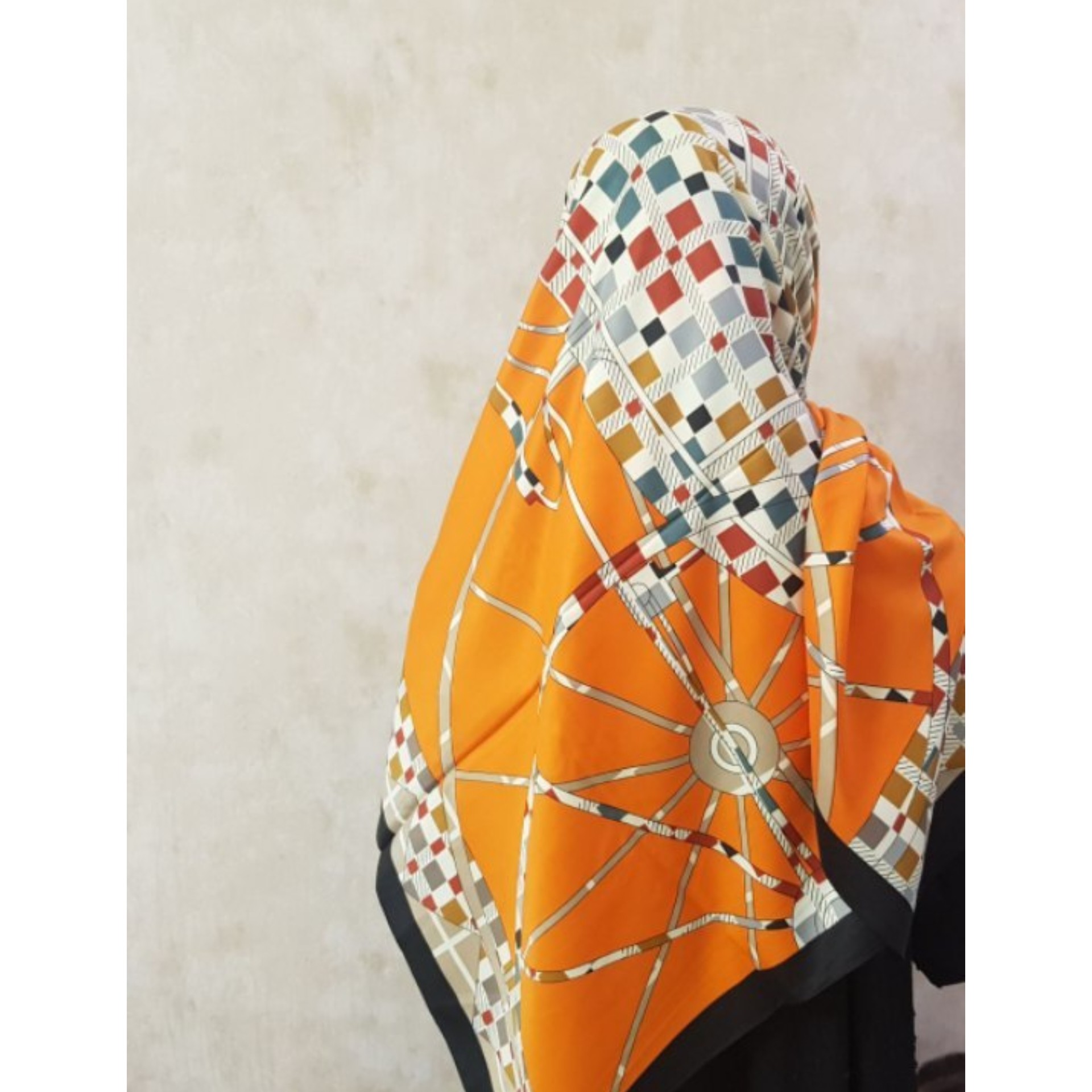 روسری ابریشم کجراه ارسال رایگان  ابریشم توییل   سرنمیخوره دورچرخ دوزی  ایستایی خوب