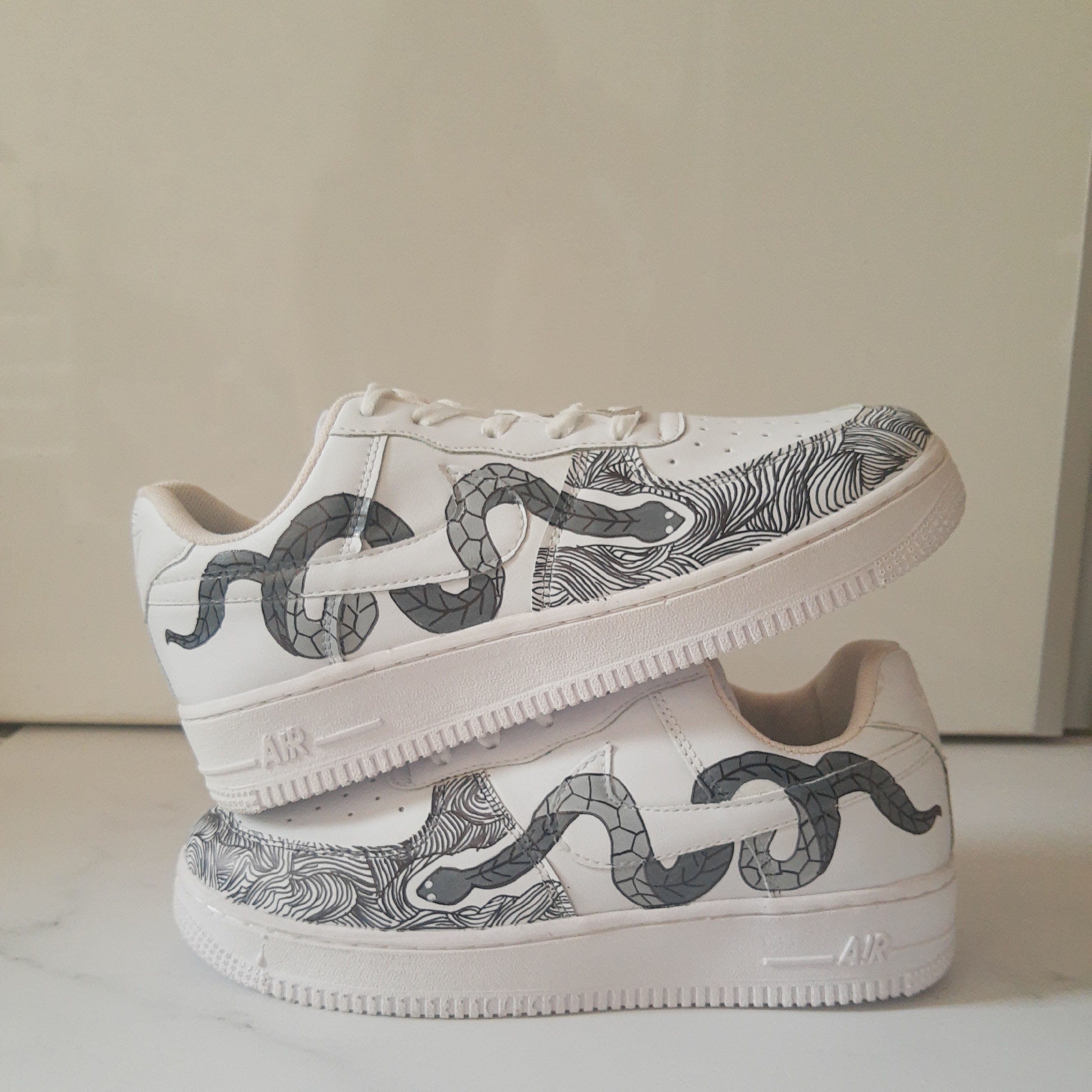 کتونی کاستوم طرح مار و خطوط هندسی