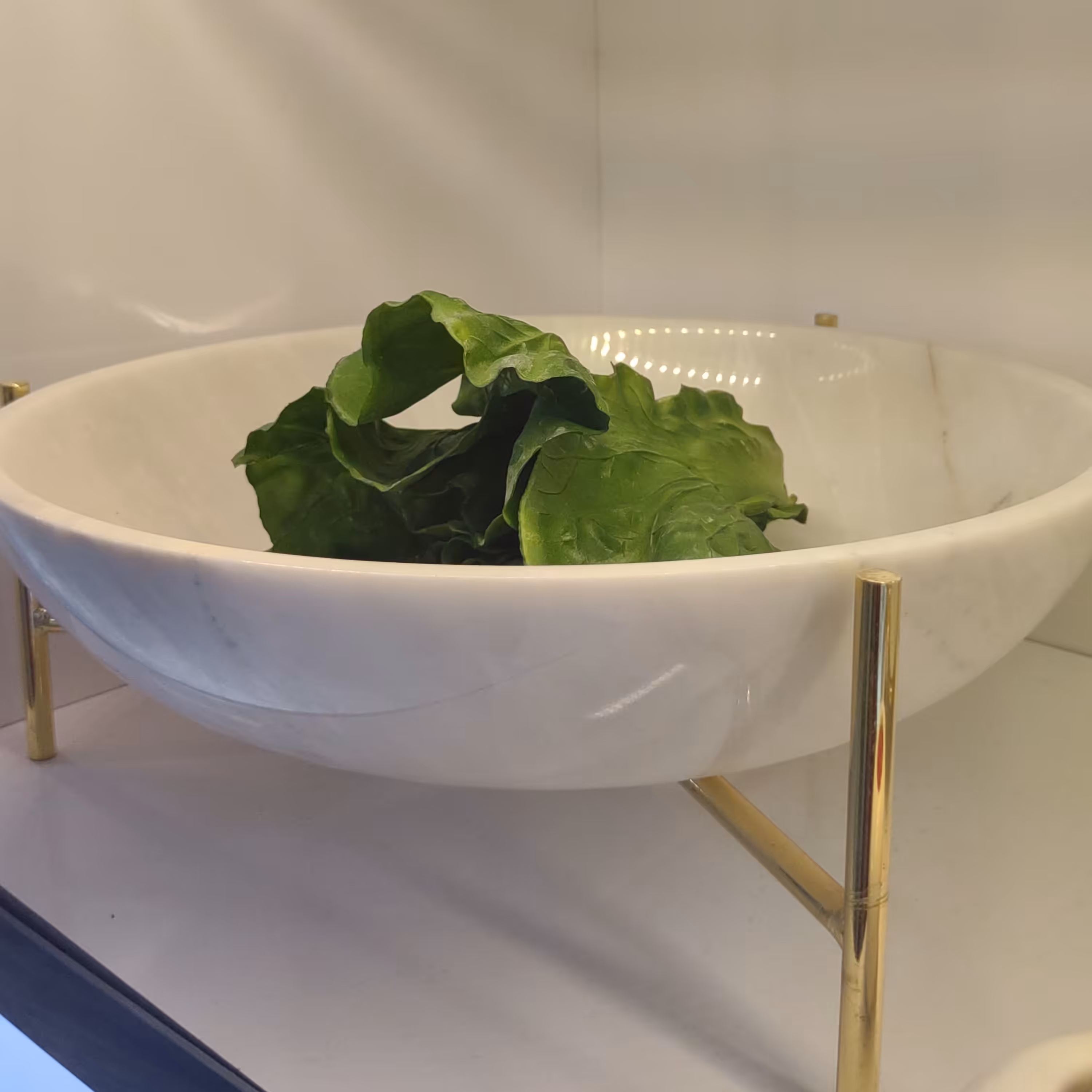پیاله گرد سنگ سفید زیبا ، قطر 30 سانت ، مناسب برای میوه و سالاد، با پایه برنجی