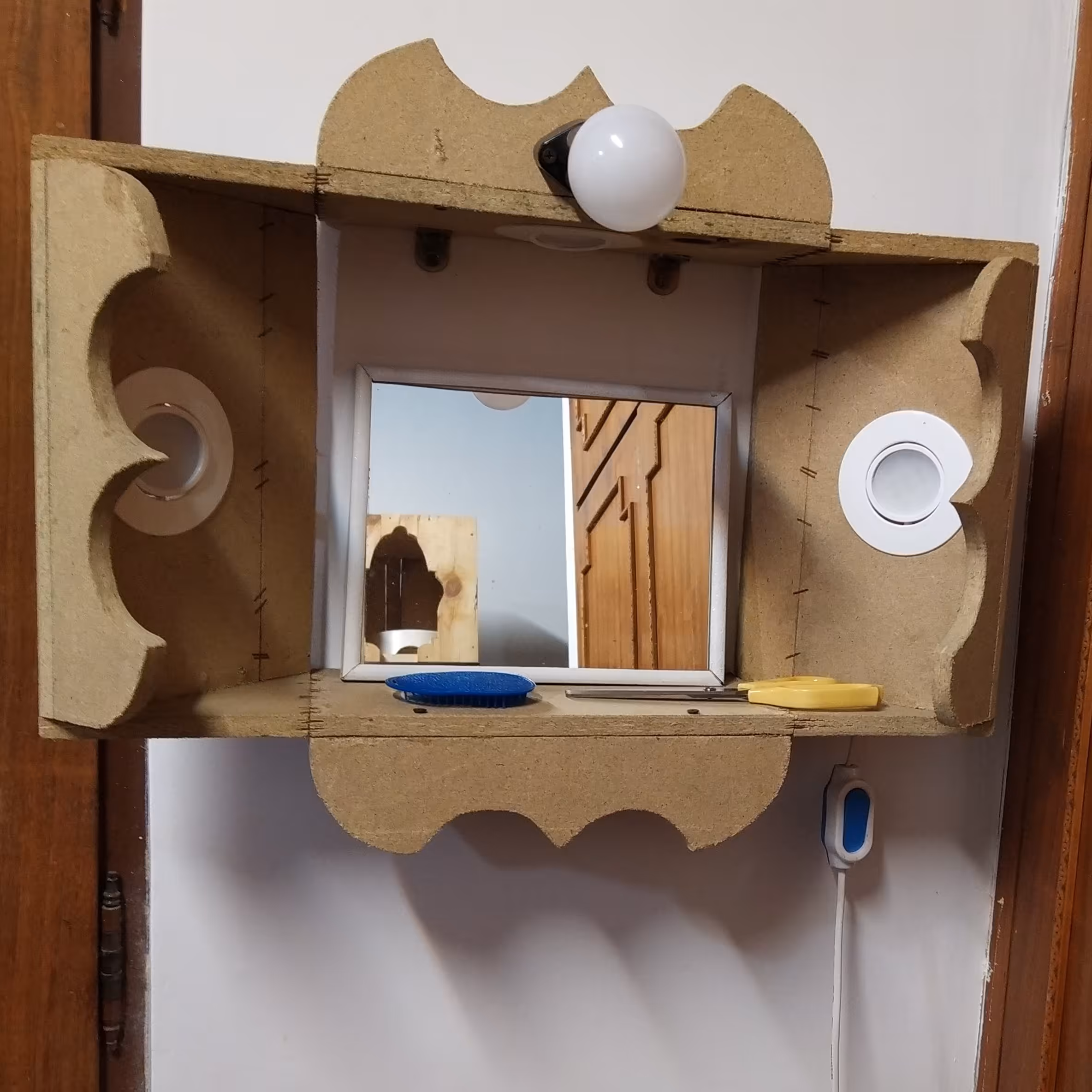 نمونه کار  یک دکور چوبی برای قاب آیینه