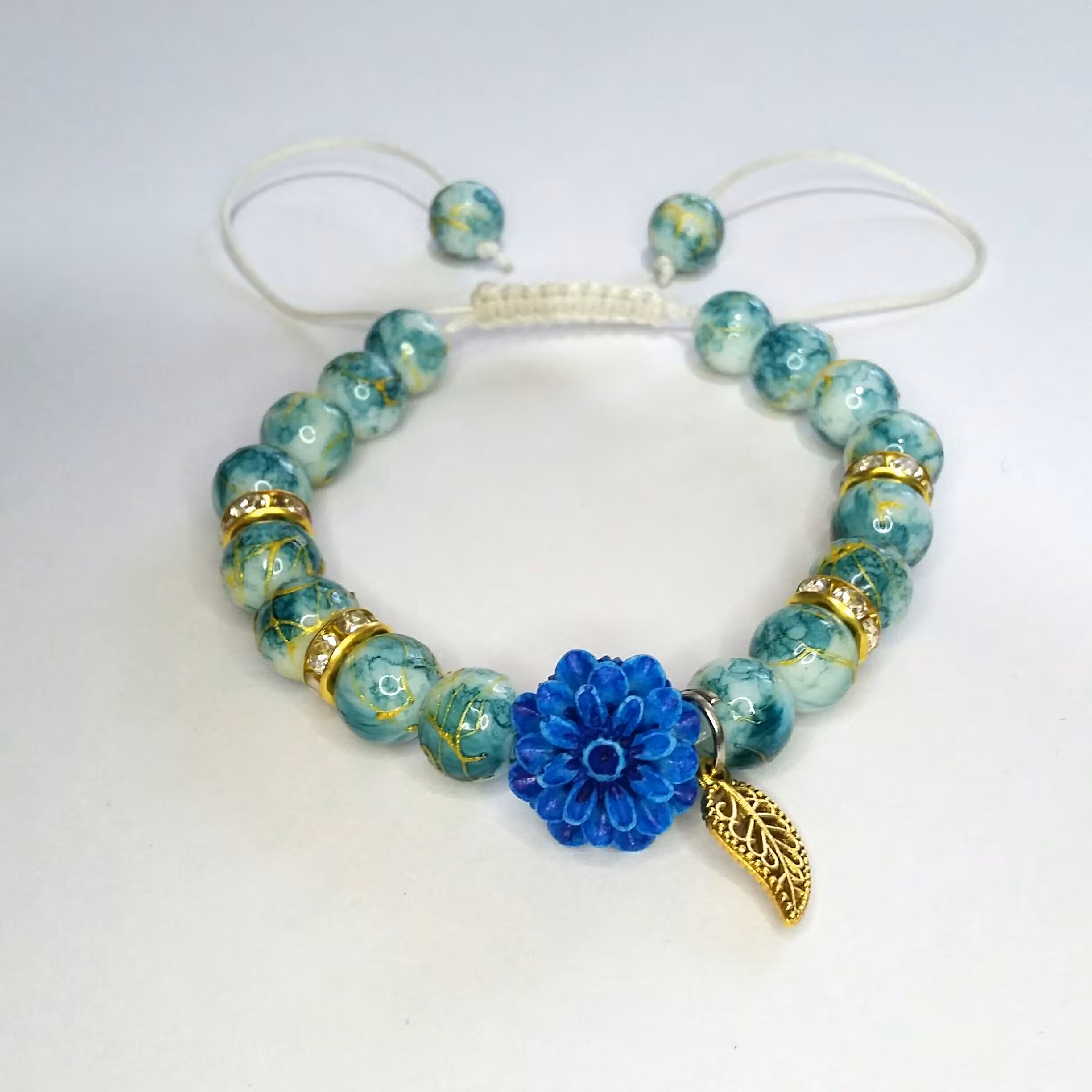 دستبند سنگی گل دار آبی با گره کشویی با پاکت هدیه