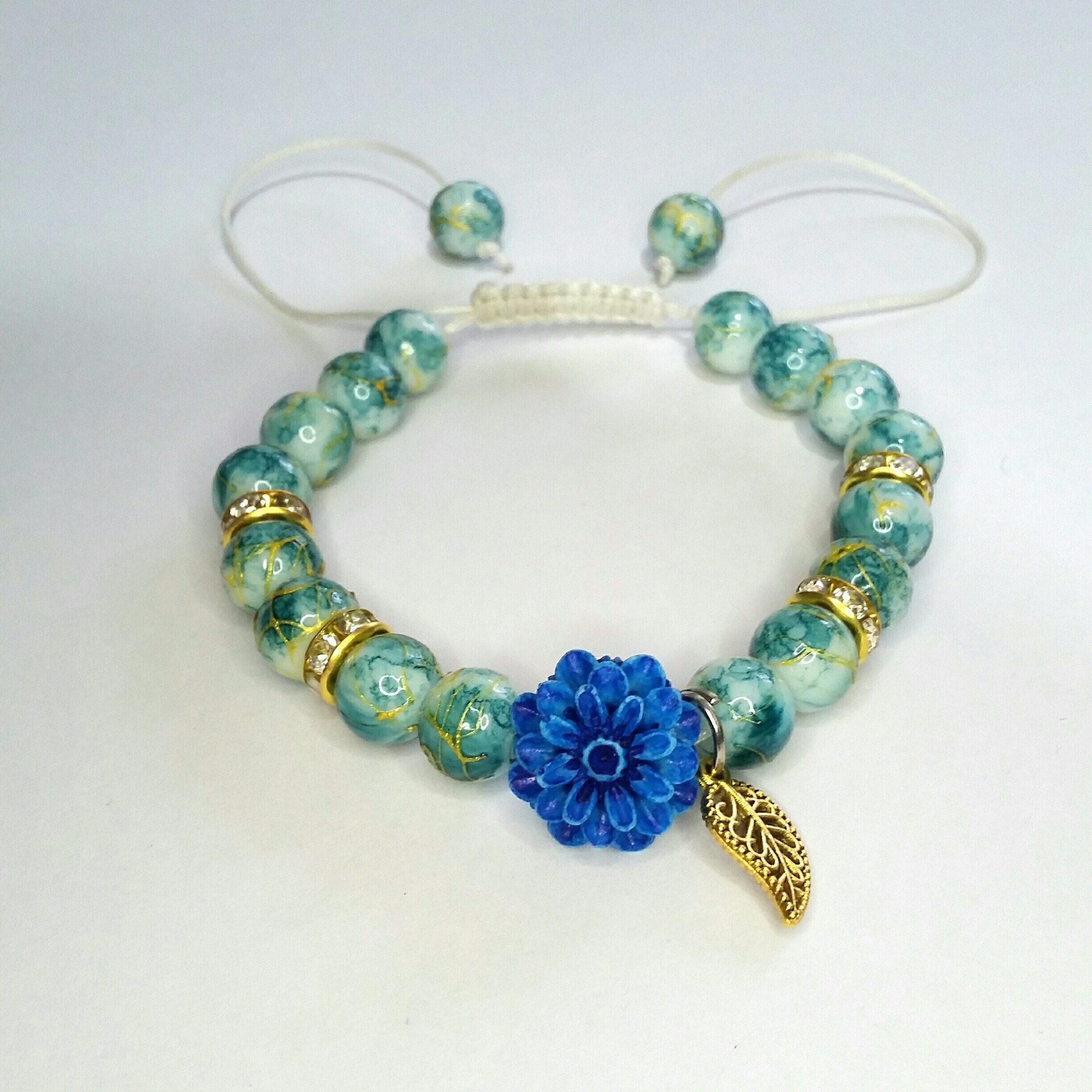 دستبند سنگی گل دار آبی با گره کشویی با پاکت هدیه