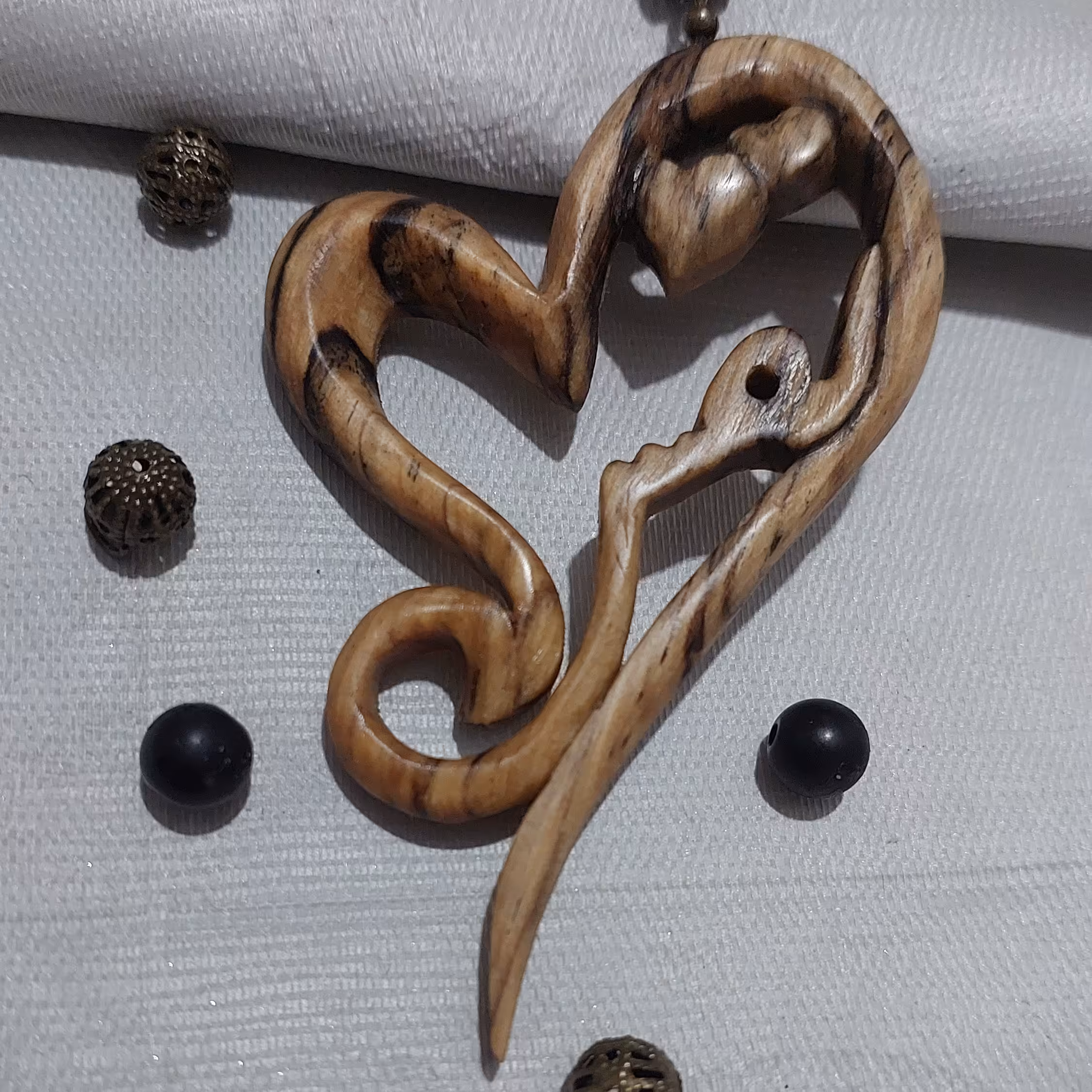 باهنرزیبای منبت وخوشنویسی اثارزیبایی روبراتون میسازم نام خودت یاعشقت روبرات میسازم