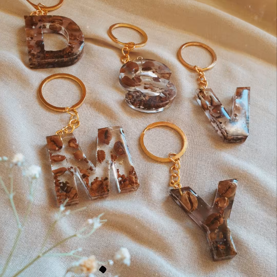 جاسوییچی حروف انگلیسی خاص و جذاب طرح قهوه ست زکج فانتزی دخترانه قهوه ای طلایی خاص هدیه و گیف جذاب