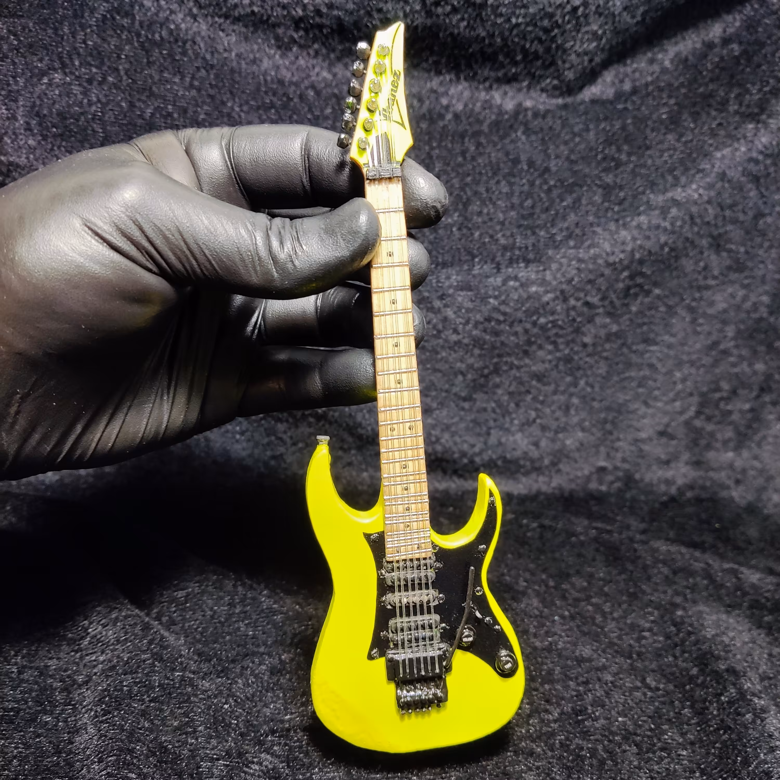 گیتار الکتریک رومیزی  مدل Ibanez RG 550 زرد فلورسنت
