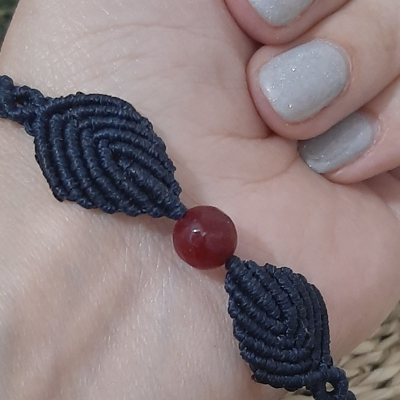 دستبند دو برگ دانا بافت با سنگ مرجان 