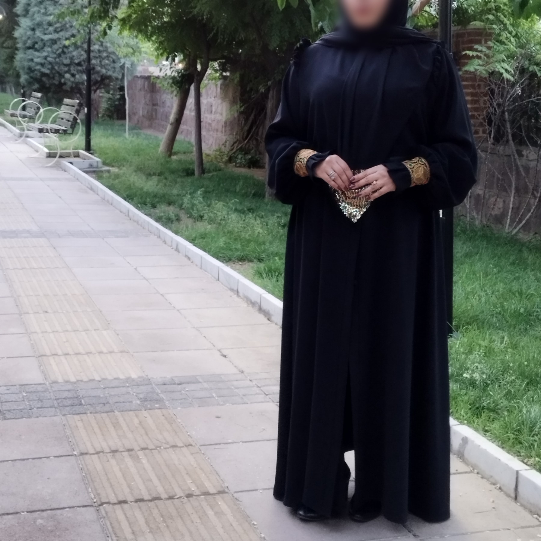 مانتو بلند مناسب مجلسی و روزمرگی جنس کرپ درجه 1 و مچ آستین با نوار سوزن دوزی هندی تزیین شده و جلو دکمه مخفی میخورد
