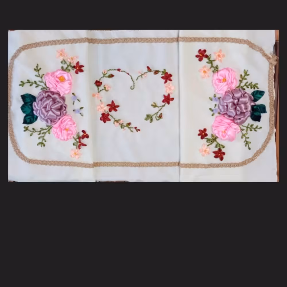 رومیزی  رانر  روباندوزی  سفارش در طرح و رنگ دلخواه قیمت بستگی به  سایز متفاوت است 