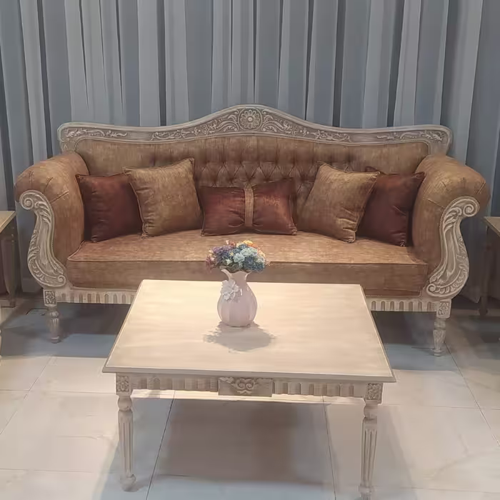مبل کلاسیک مدل کتیبه ای شامل یه کاناپه چهار مبل تک رنگ سندبلاست ضدخش.همراه جلومبلی ودوعسلی با پارچه