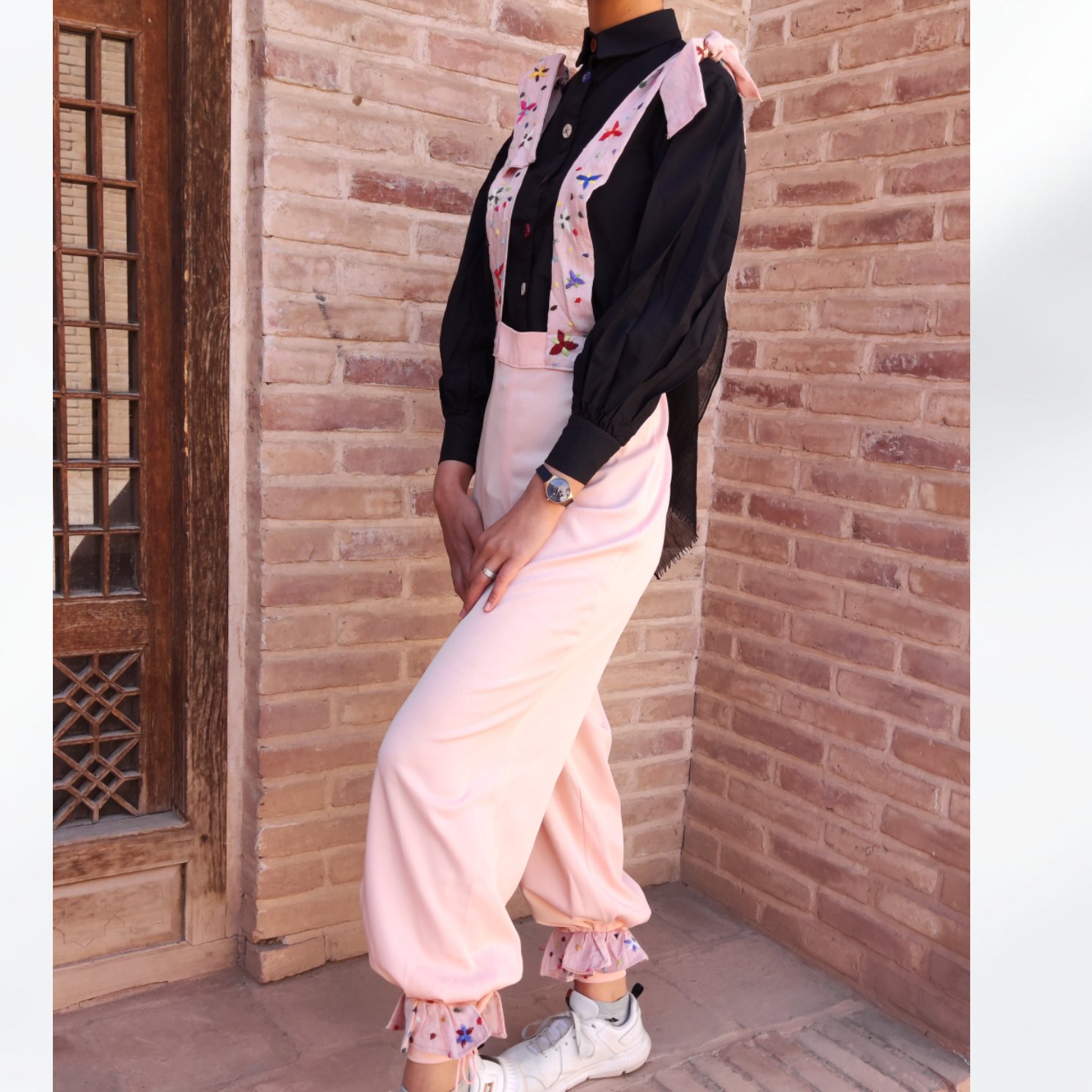 شلوارپیشبندی صورتی ملایم گلدوزی با دست کمری با کش تنظیم