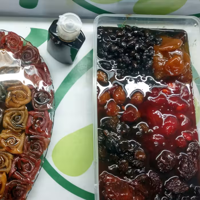 سس آلوچه جنگلی ترش رنگ قرمز تیره و طعم ترش آلوچه که مخصوص هست و از ترشک آلوچه ترش درش میاریم و مکمل آلوچه و سالاد و سسه