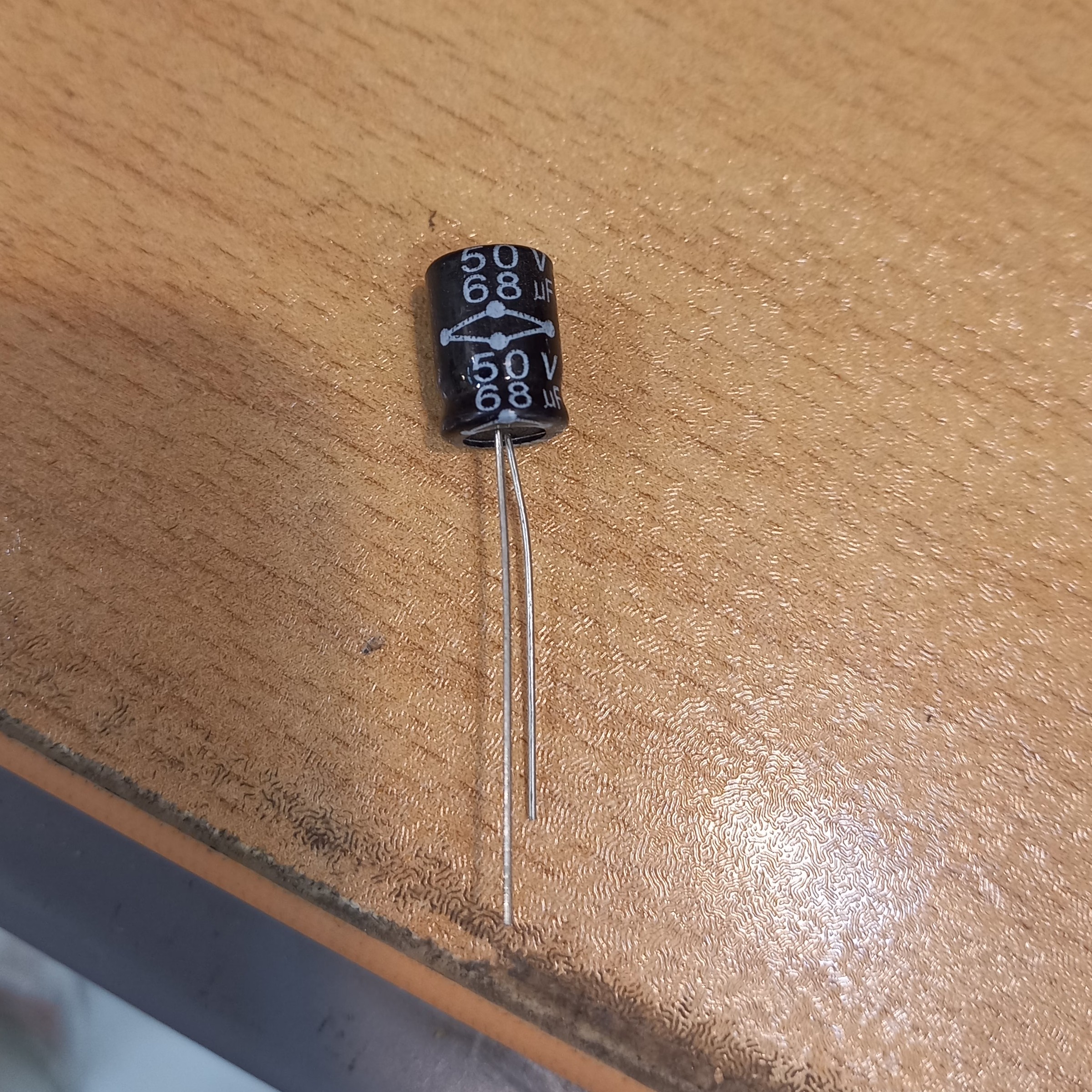 خازن الکترولیت 68 میکرو فاراد 50 ولت پک بسته  30 عددی کد محصول 97