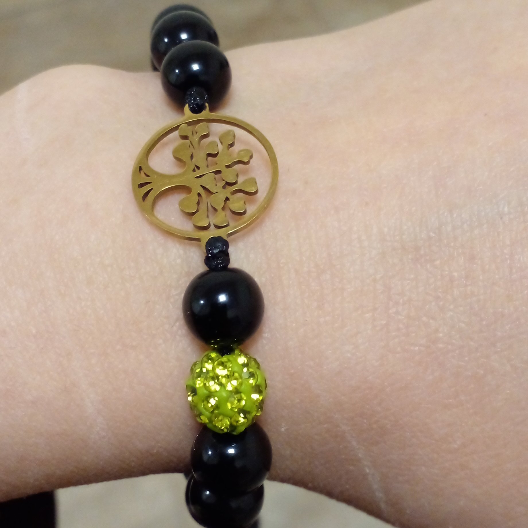 دستبند سنگی اونیکس مشکی با پلاک استیل درخت قلب و گوی نگین دار