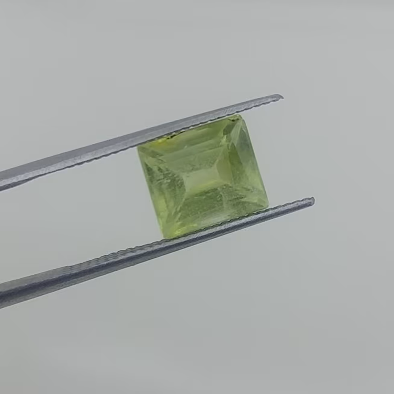 زبرجد 2.30 قیراطی طبیعی 
زبرجد طبیعی معدن ساپات پاکستان
