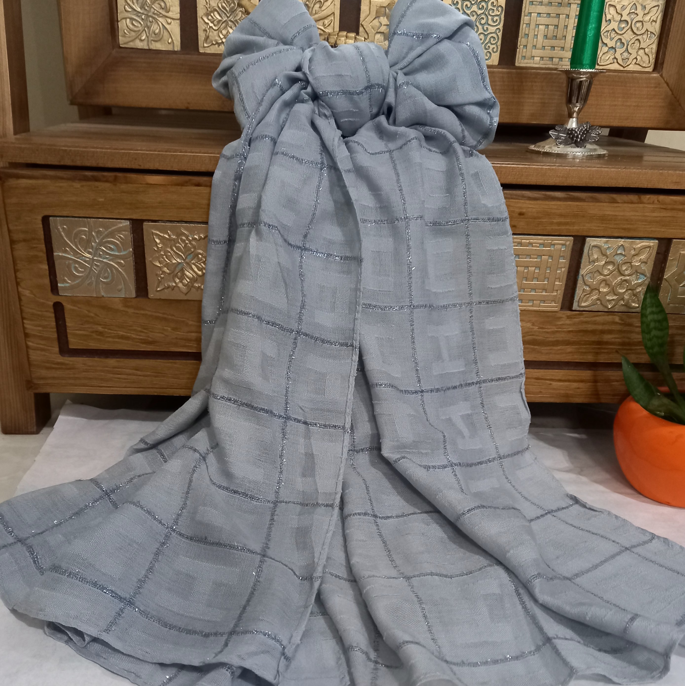 شال نخی کار شده منگوله دار