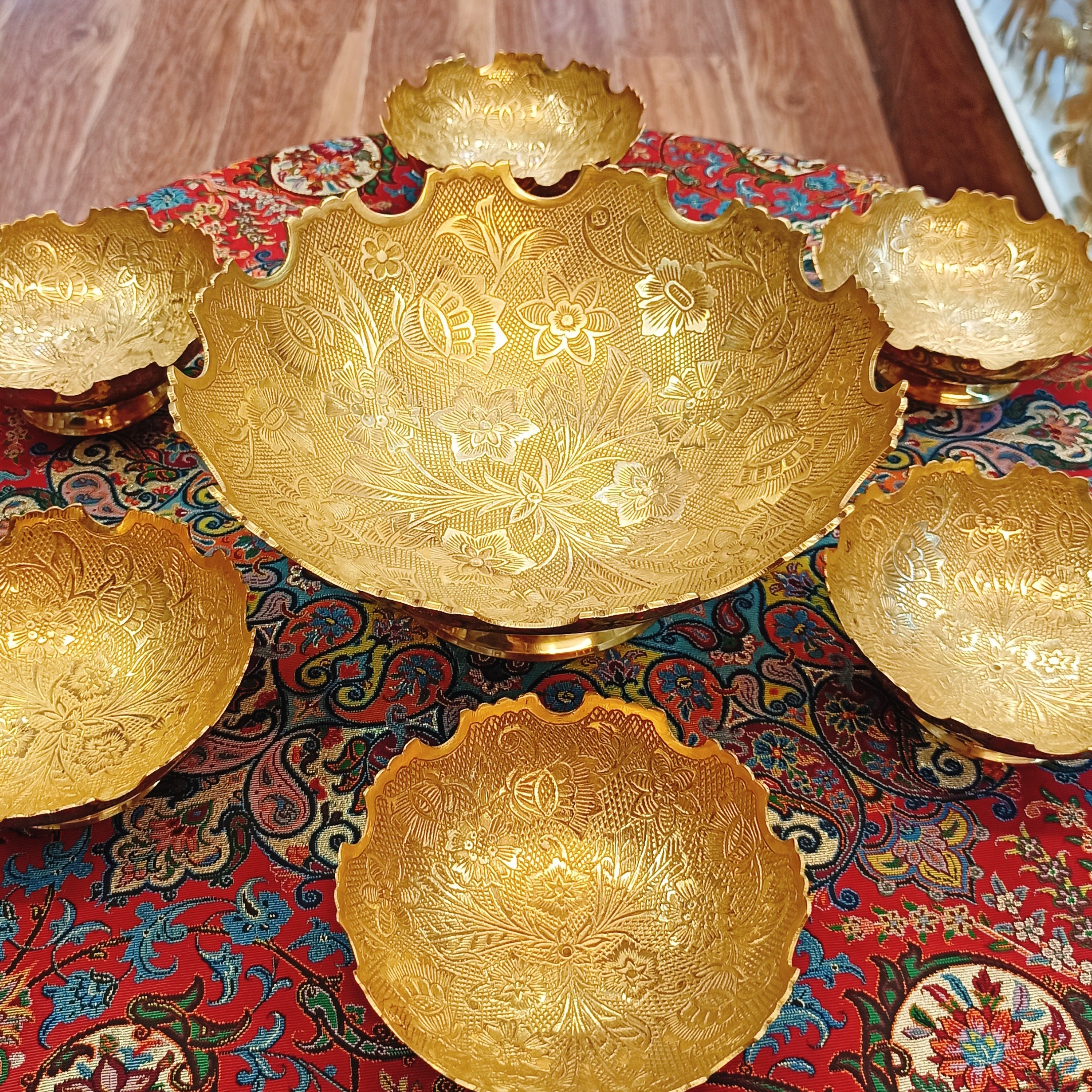 ظرف آجیل خوری و هفت سین 7تیکه برنجی قلم زنی ساخت هندوستان قابل شست و شو رنگ ثابت طرح پرفروش مینار کار خاص با قیمت عالی