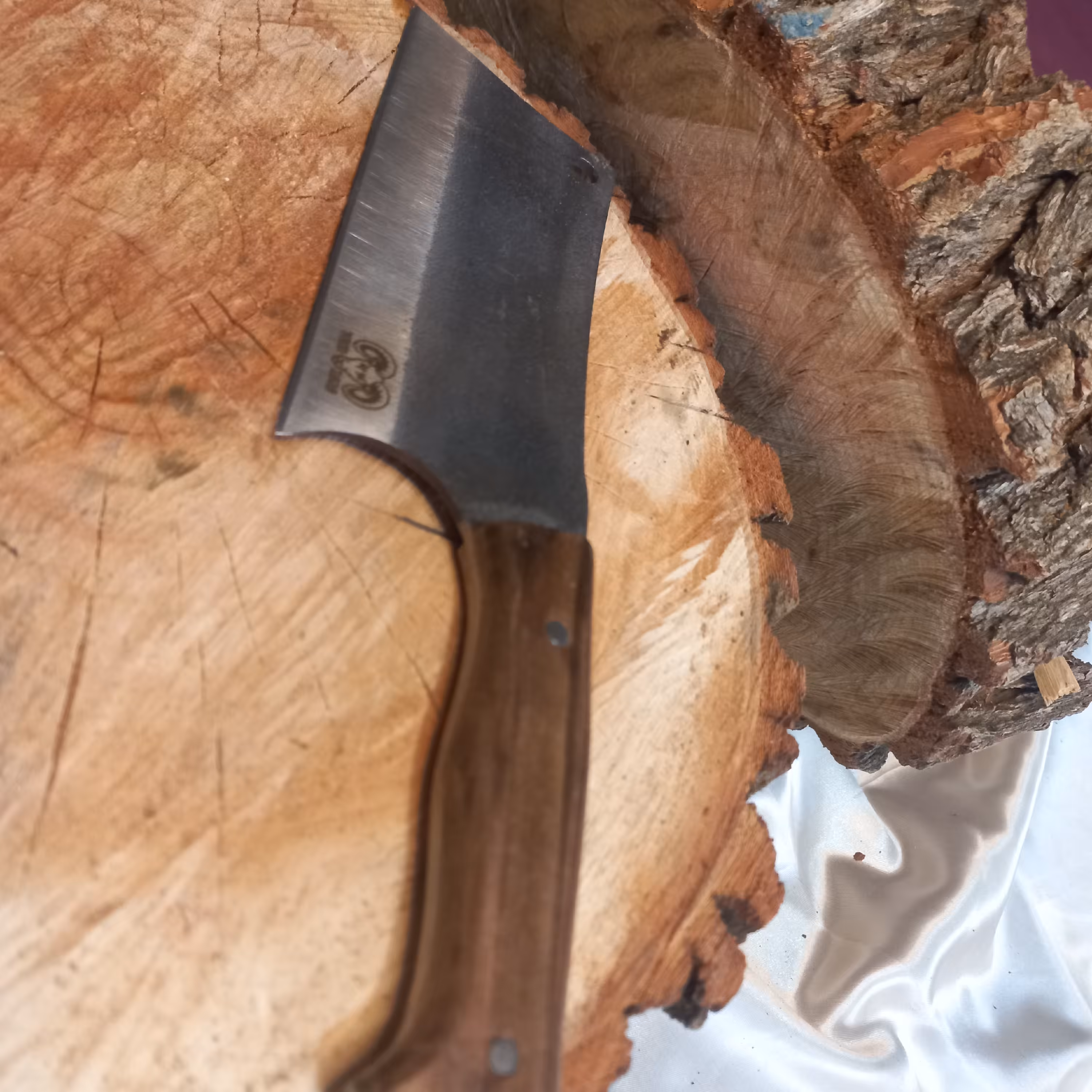 ساطور صربستانی زنجان جنس تیغه از فولاد ضدزنگ بسیار با کیفیت وعالی جنس دسته چوب راش مناسب خردکردن بریدن گوشت وسبزیجات