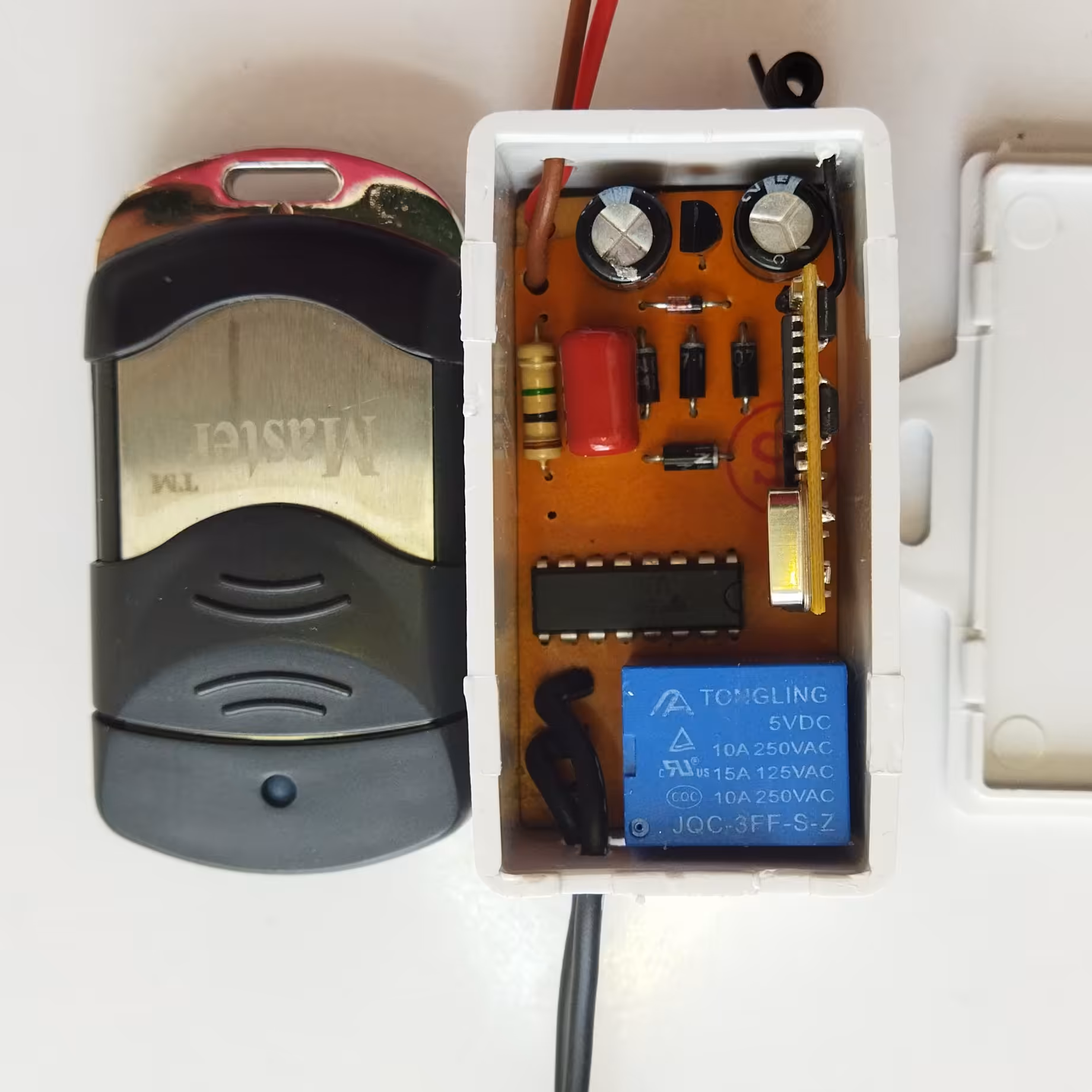 فرستنده و گیرنده تک کانال 220 ولت خروجی لحظه ای