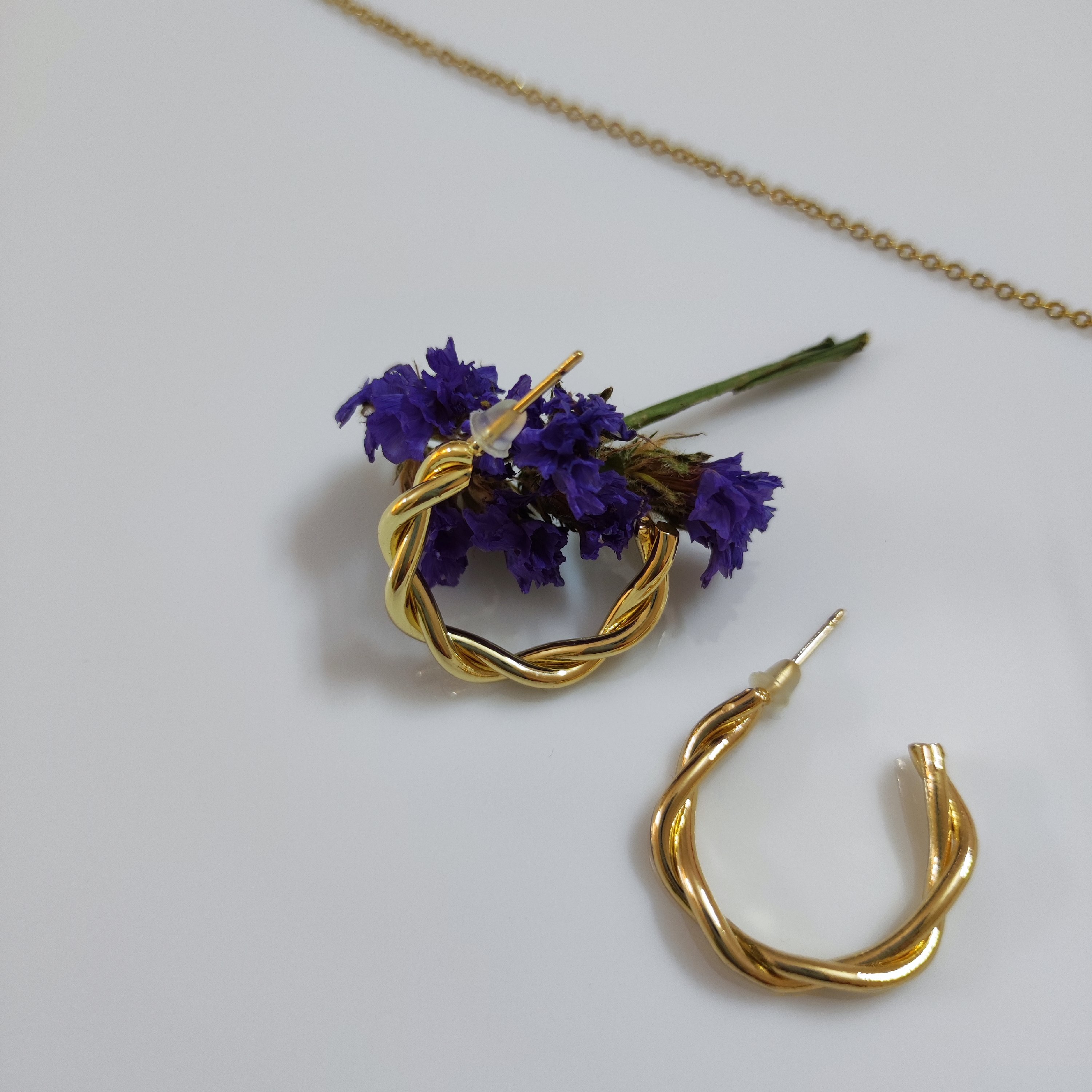گوشواره حلقه ای پیچ درشت طلایی
