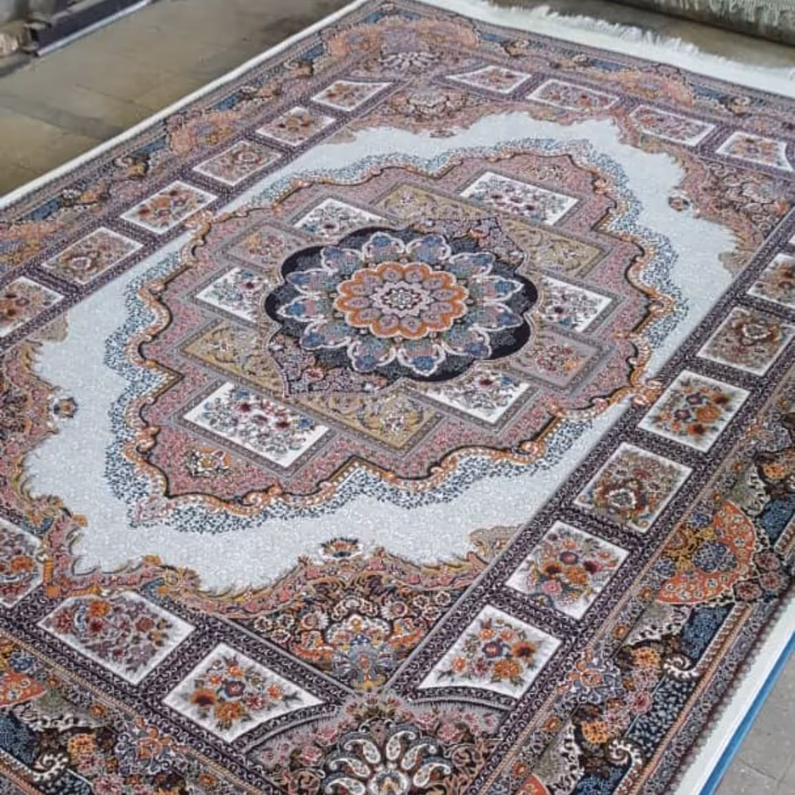 فرش 700 شانه ورژن حوض نقره کرم هشت رنگ خامه بافان تراکم 2100 نخ هیدست شده بدون پرزدهی و ضد حساسیت
(پس کرایه)




