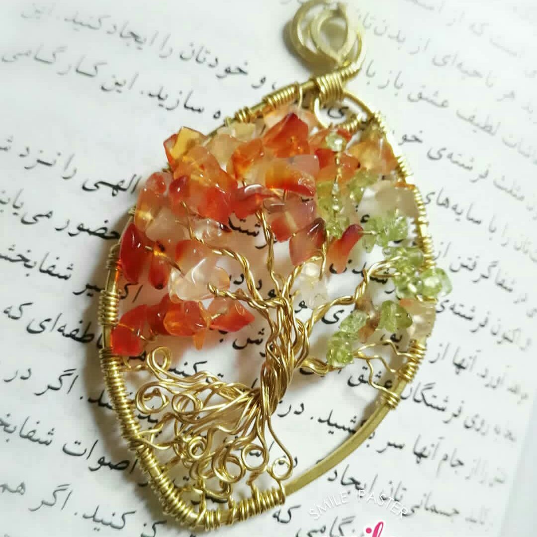 مدال درخت زندگی هنر دست  جنس مفتول برنج و گوهرهای طبیعی سیترین و تورمالین سبز