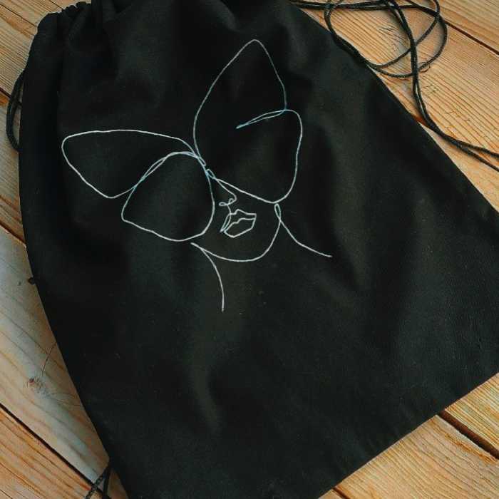 کوله پشتی پارچه ای مشکی، جنس کتان، سایز  حدودا 35در 45، نقاشی با دست، قابل شستشو