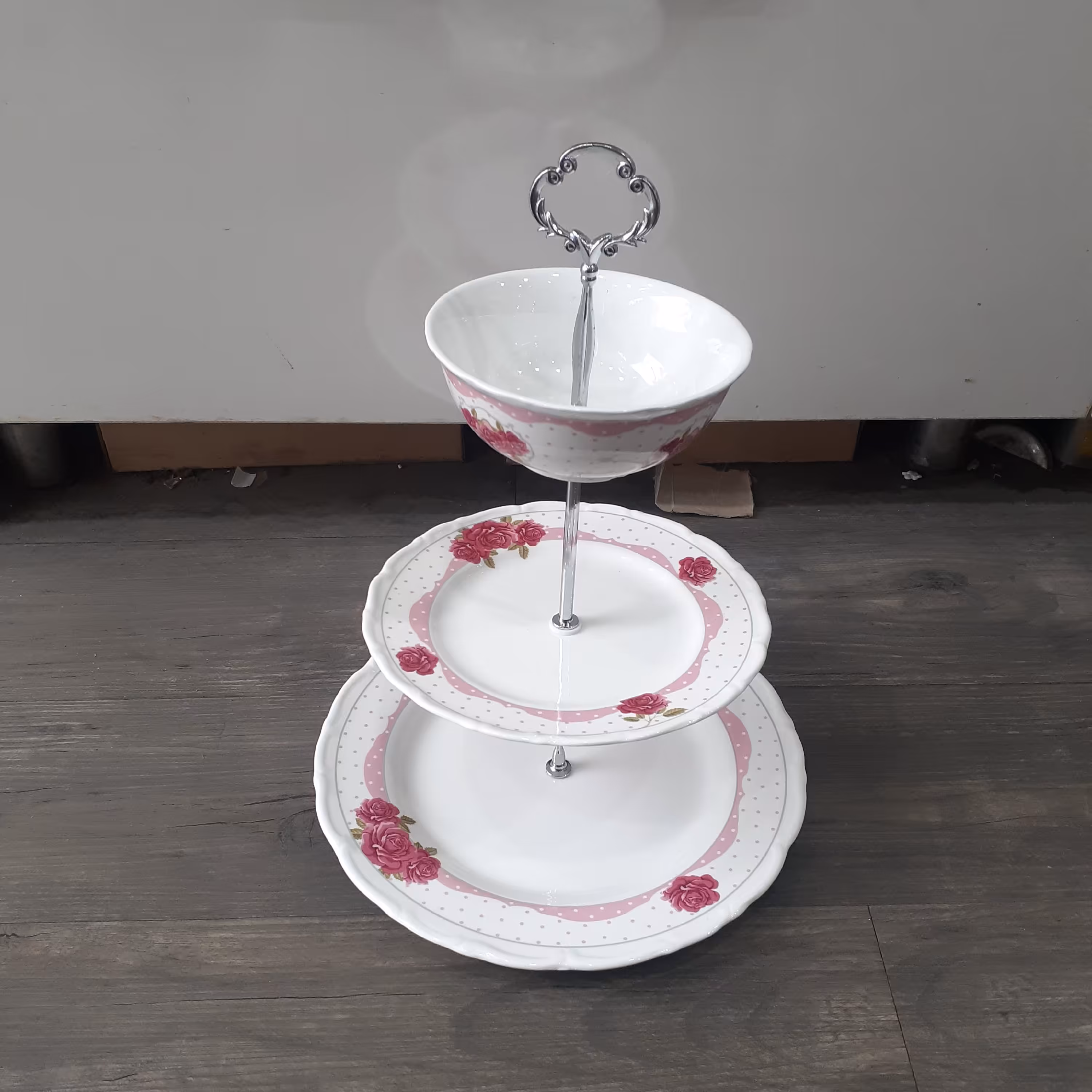 ظرف سه طبقه شیرینی و شکلات خوری از جنس چینی گل دار با کیفیت عالی وارداتی 