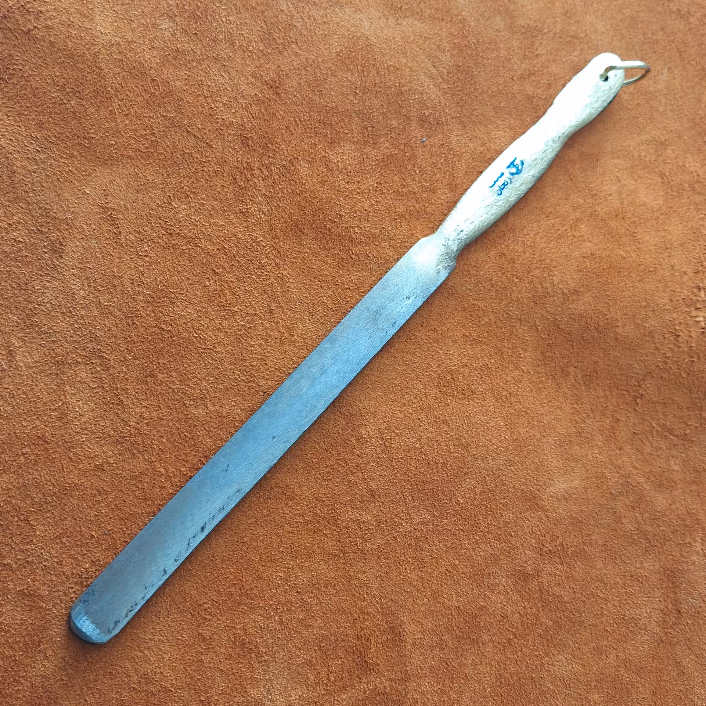 مصقل تیز کن  30 سانت فولاد فنر ساخته شده از فنر لول ماشین پیکان ساخت زنجان سازنده مالک خدایی طول کل 30 سانت وزن 180 گرم