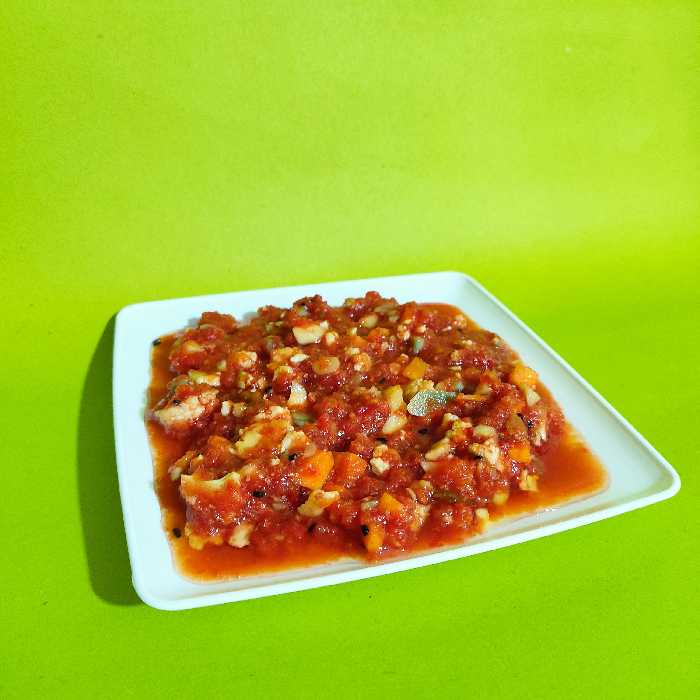 ترشی گوجه خانگی ( برازنده )  700گرمی بدون افزودنی با کیفیت بالا  با قیمت مناسب 