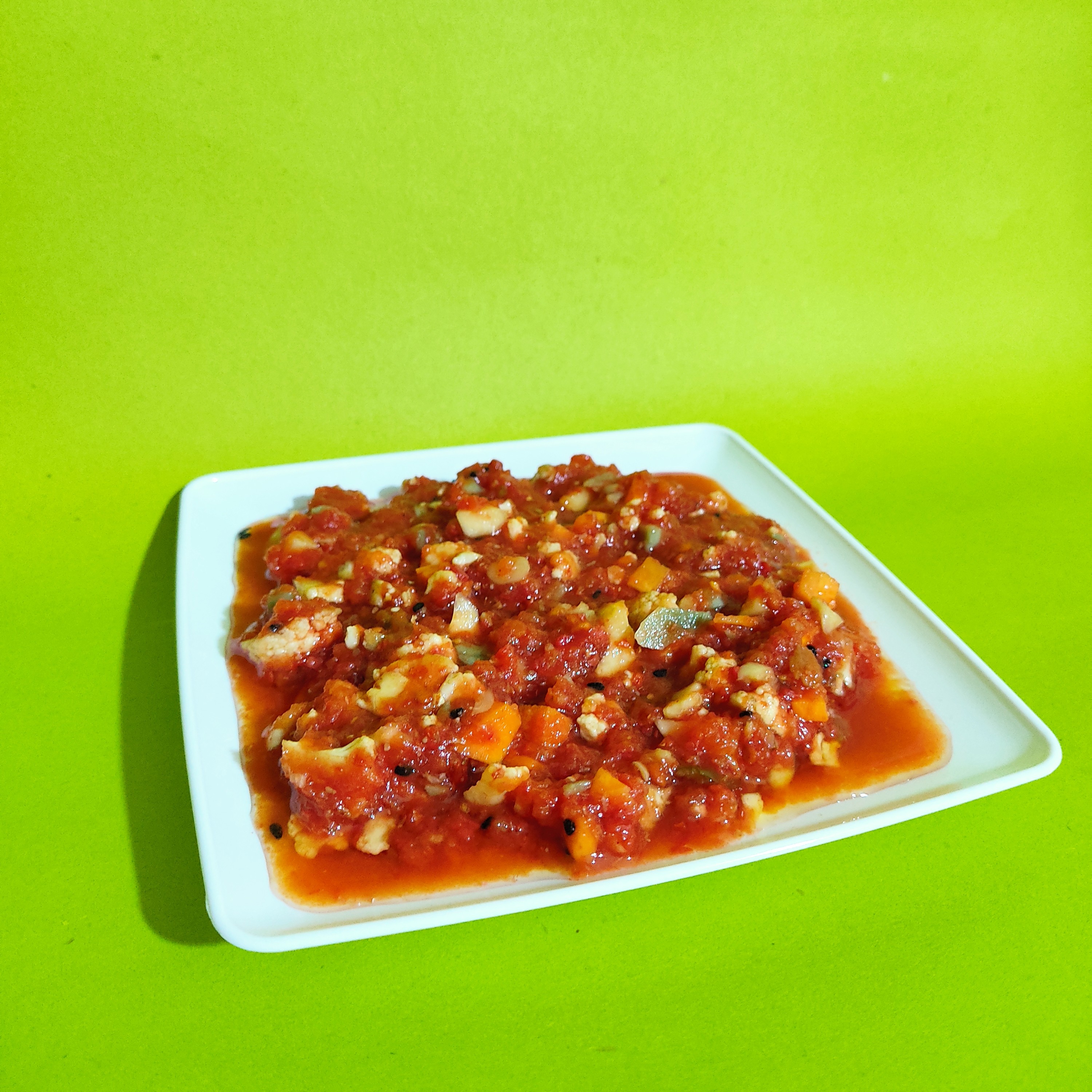 ترشی گوجه خانگی ( برازنده )  700گرمی بدون افزودنی با کیفیت بالا  با قیمت مناسب 