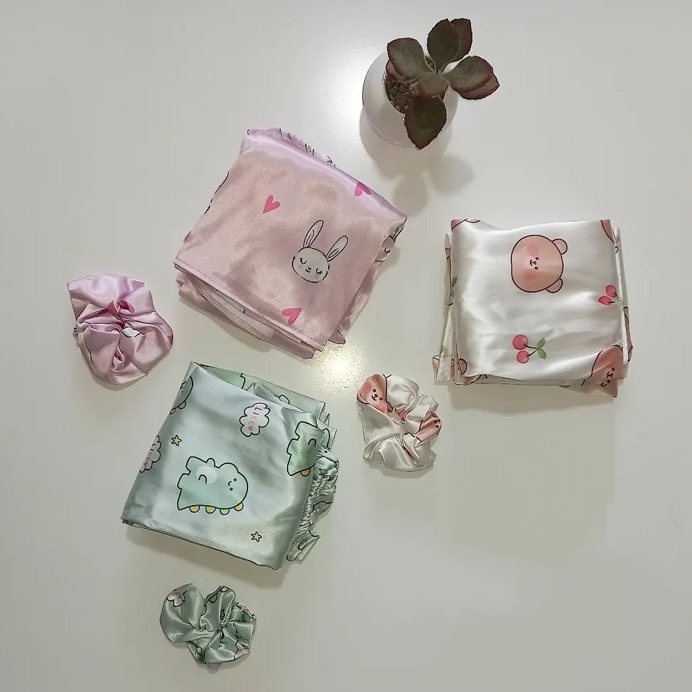 ست سه تکه ی ساتن ( تاپ و شرتک همراه با کشِ اسکرانچیِ مو)