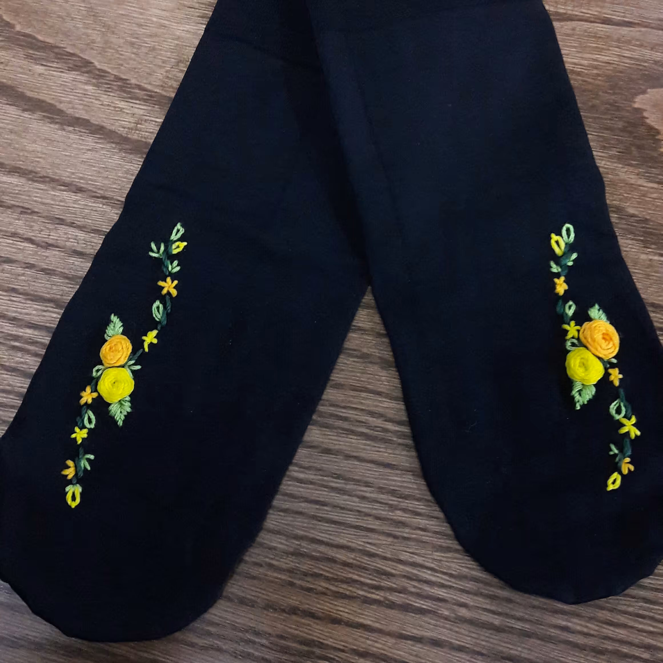 جوراب گلدوزی با دست طرح144