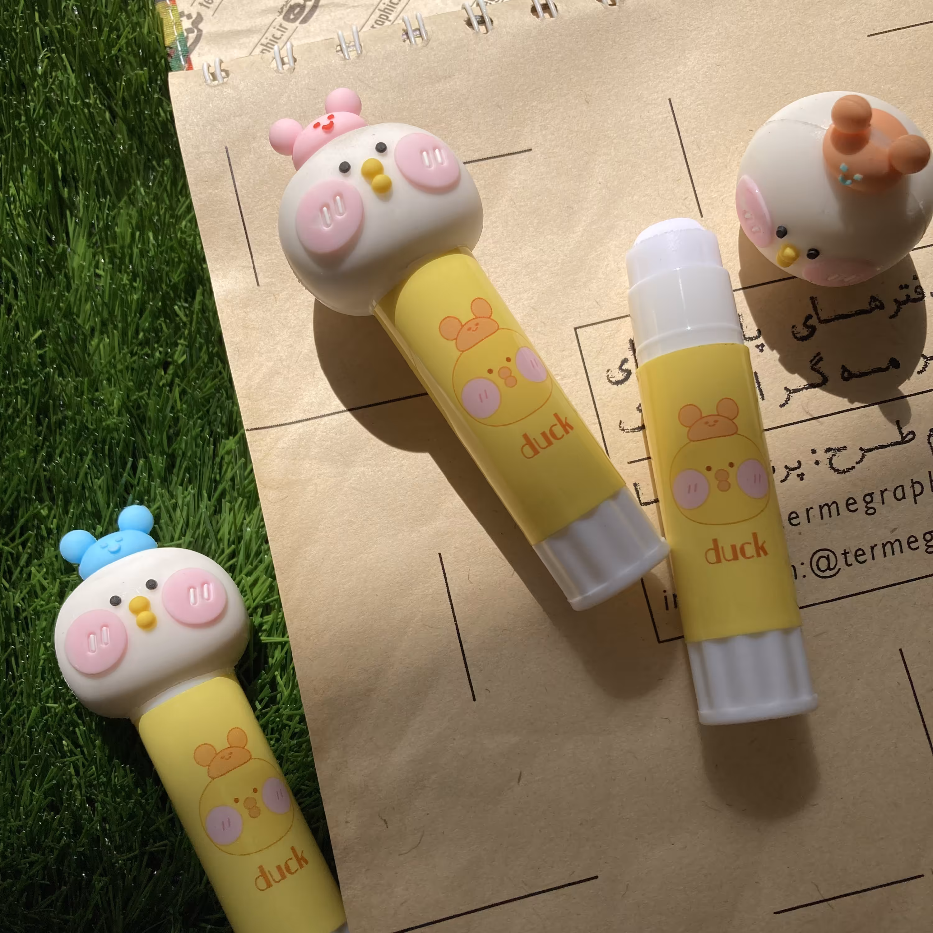 چسب ماتیکی فانتزی در سه طرح مناسب برای چسباندن کاغذ