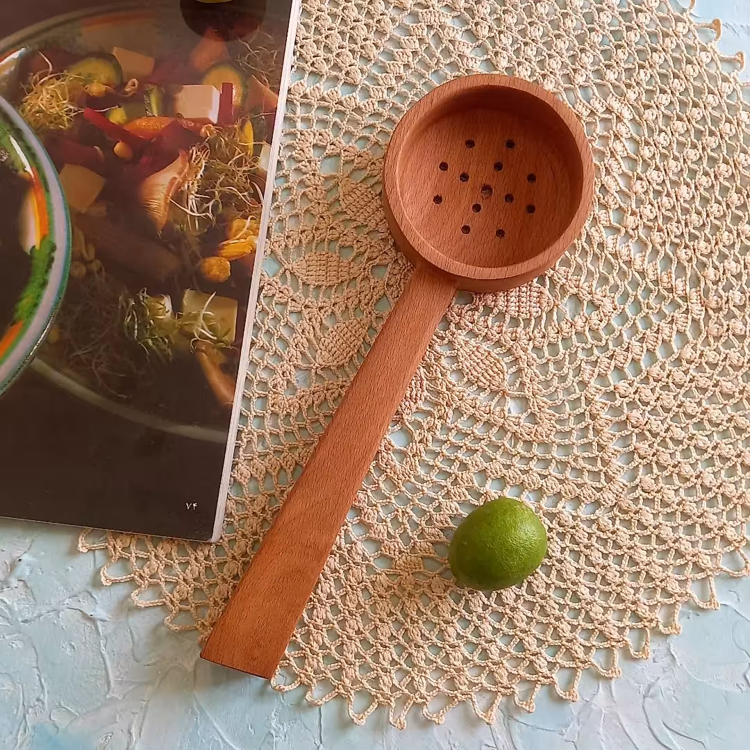 کفگیر دستساز چوبی بارلی سوراخ دار گود 26 سانتی چوب راش کد bar0019