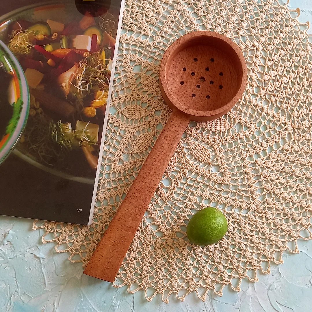 کفگیر دستساز چوبی بارلی سوراخ دار گود 26 سانتی چوب راش کد bar0019