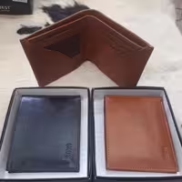 کیف پول مردونه چرم طبیعی گاوی مدل جیبی برند رایا جادار و سبک 