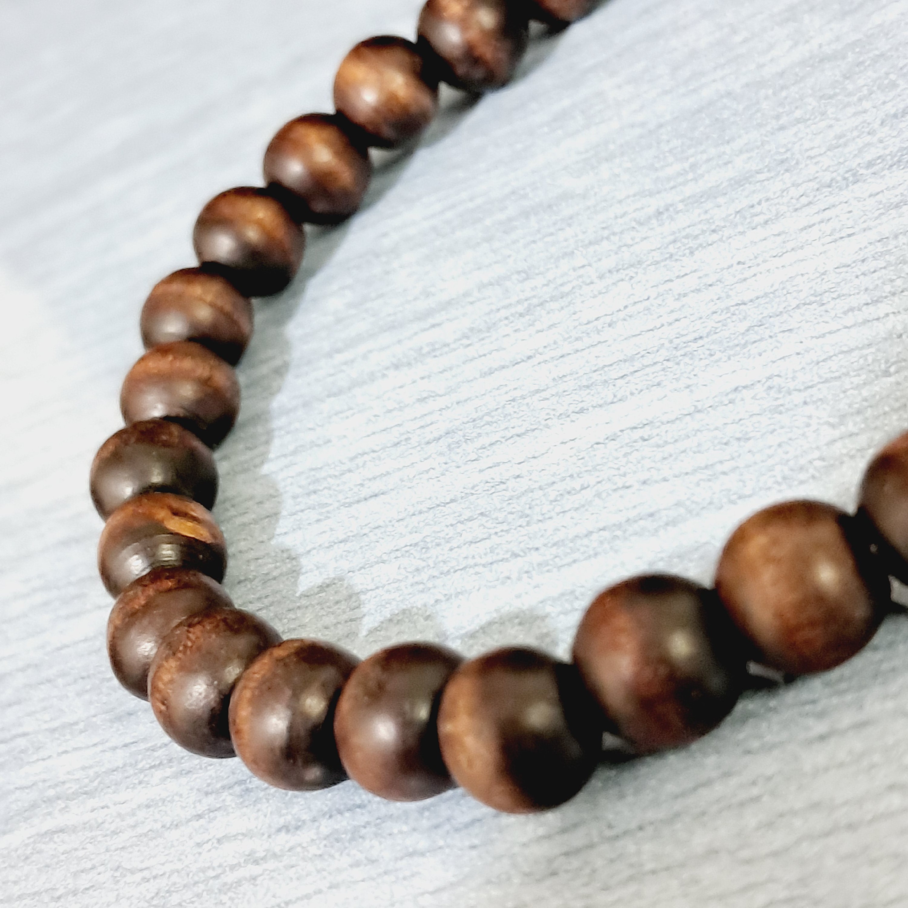 دستبند کشی مهره چوبی بسیار سبک و زیبا در دست.مناسب هدیه...روزانه بدلیجات 50 درصد تخفیف رو استوری میکنیم.مارو دنبال کنید.