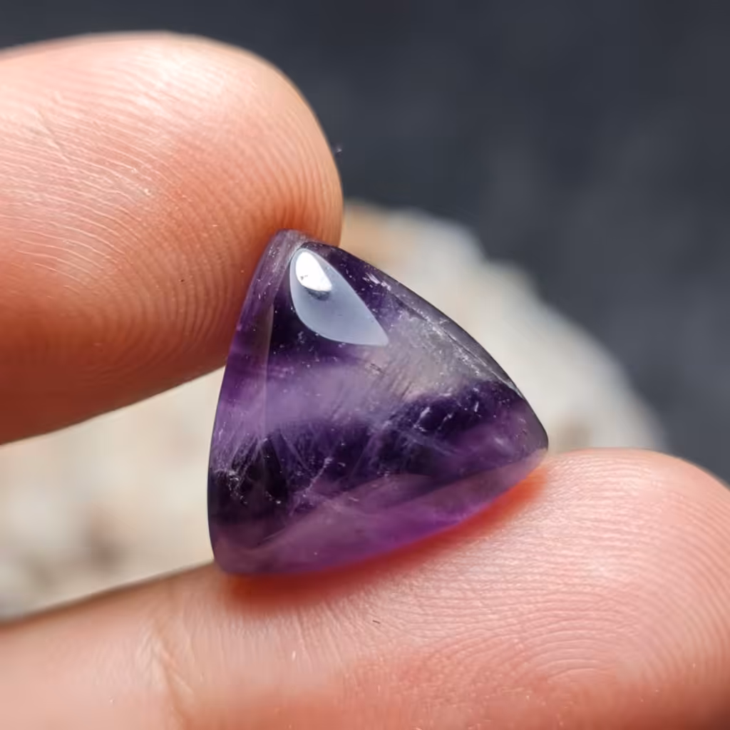  نگین فوق العاده زیبای سنگ  آمیتیست تراپیچ اصل معدنی با وزن 10 قیراط 
کد 27462