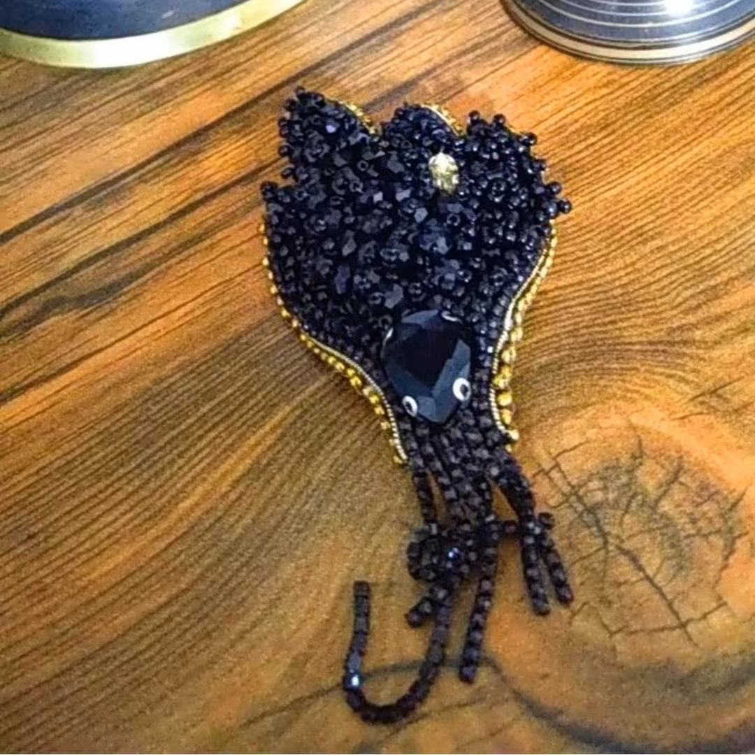 سنجاق سینه گل لاله مناسب خانم های مجلسی پسند(دست ساز)