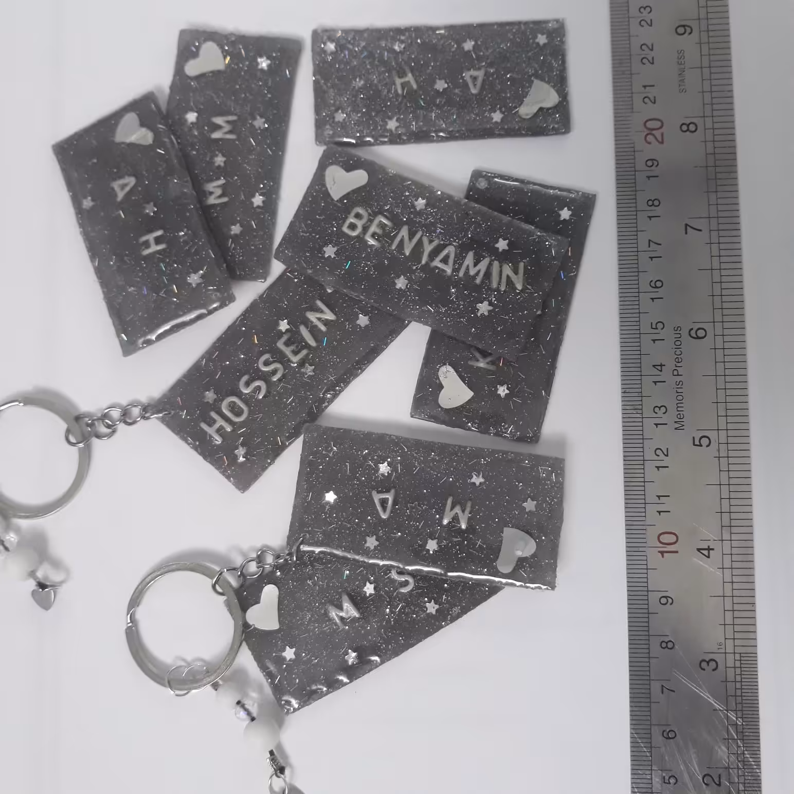 دسته کلید و آویز کیف و کلید رزینی اسم ( جنس: رزین ) دست ساز بسیار شیک طرح نام و با رنگ طوسی
