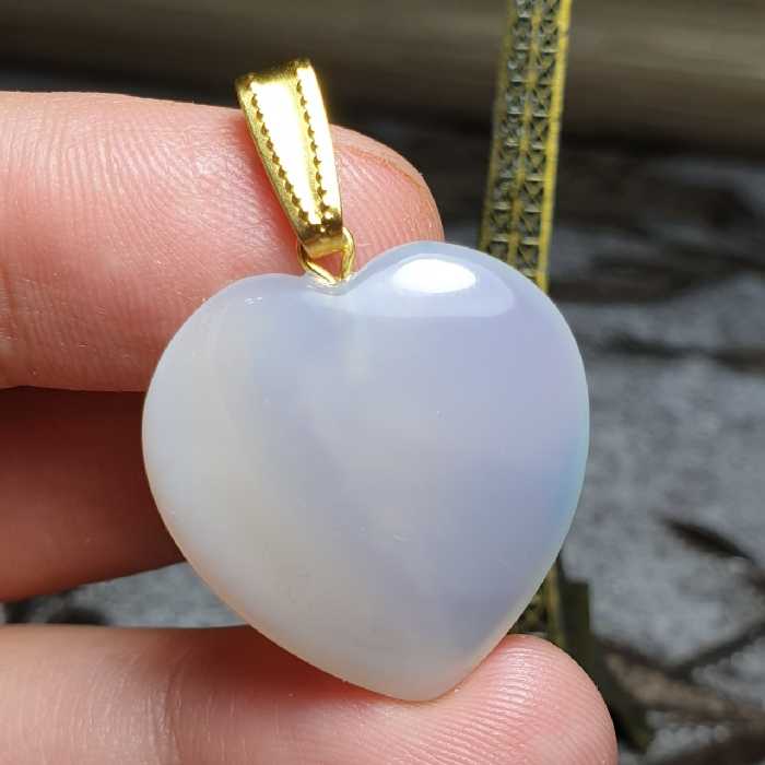 گردن آویز فوق العاده زیبای سنگ معدنی  با تراش پشت و رو
کد  25433