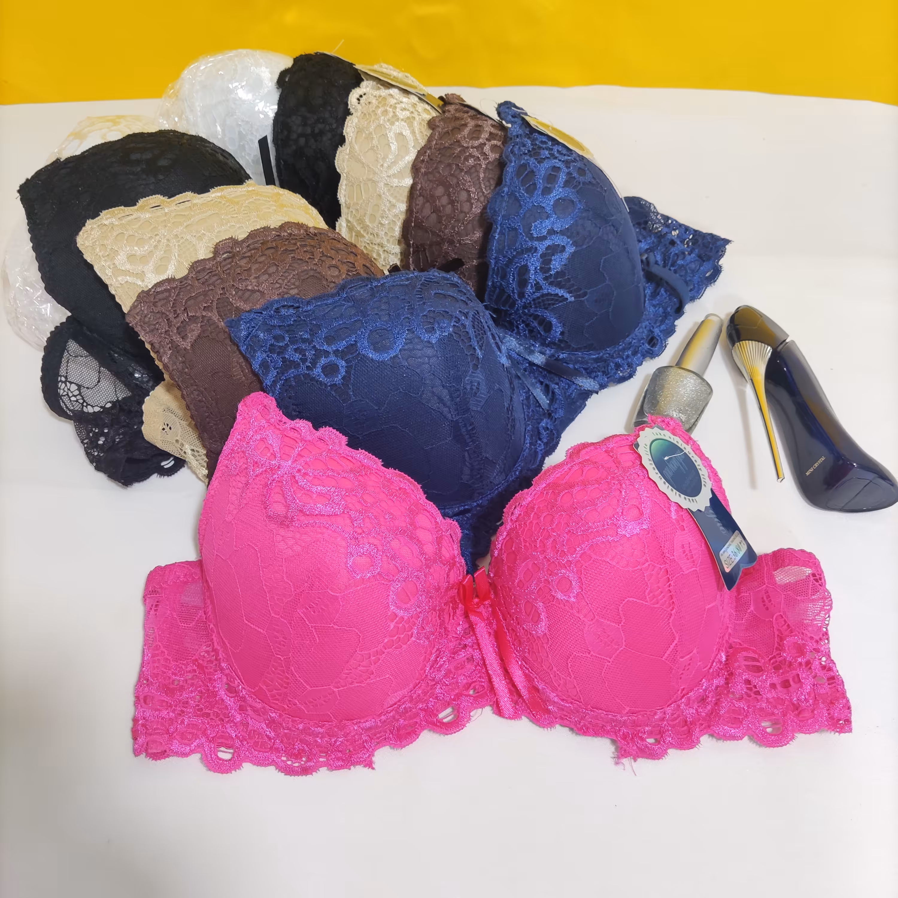 سوتین اسفنجی  وارداتی فنردار بدون جک با کیفیت عالی و تنخور بسیار شیک و ایستایی عالی