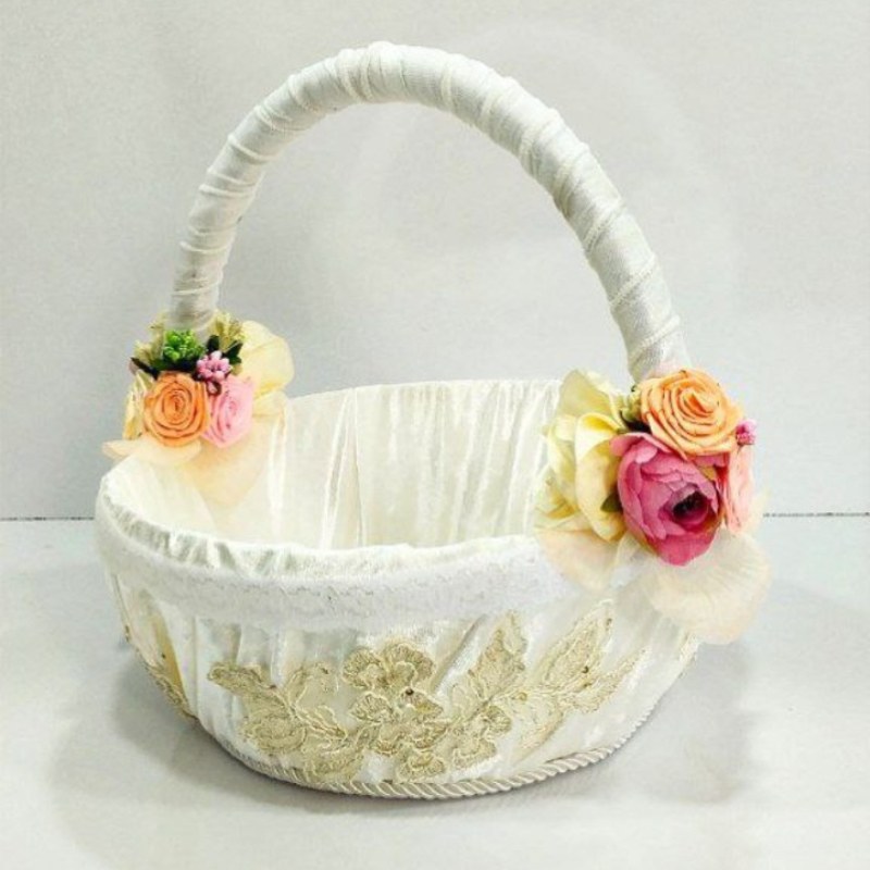 سبد حنای مخملی سفید با گل نسترن