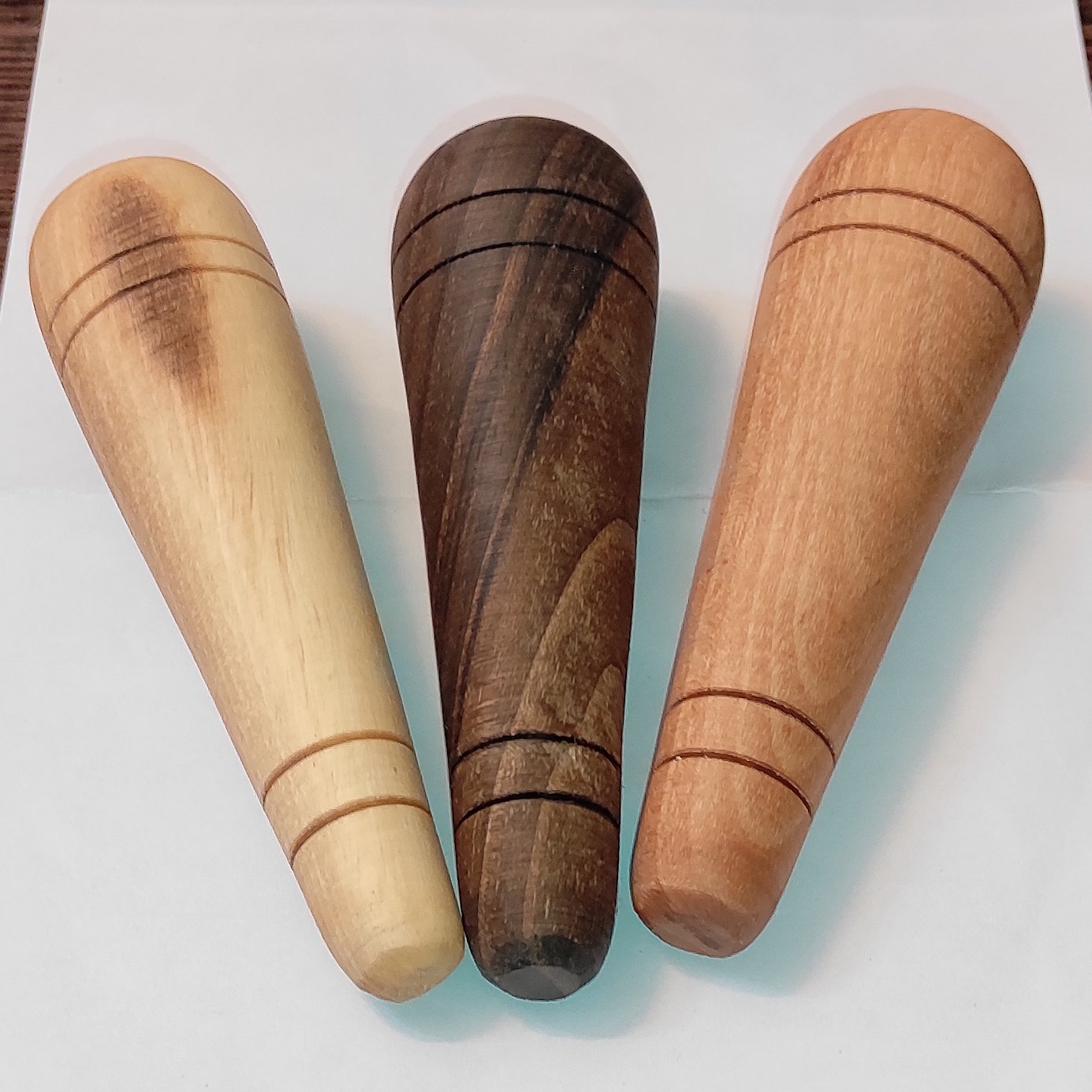 چوب ماساژ متوسط(رنگ تیره) رفلکسولوژی مخصوص ماساژ نقاط بازتابی کف دست وپا تهیه شده از چوب گردو
