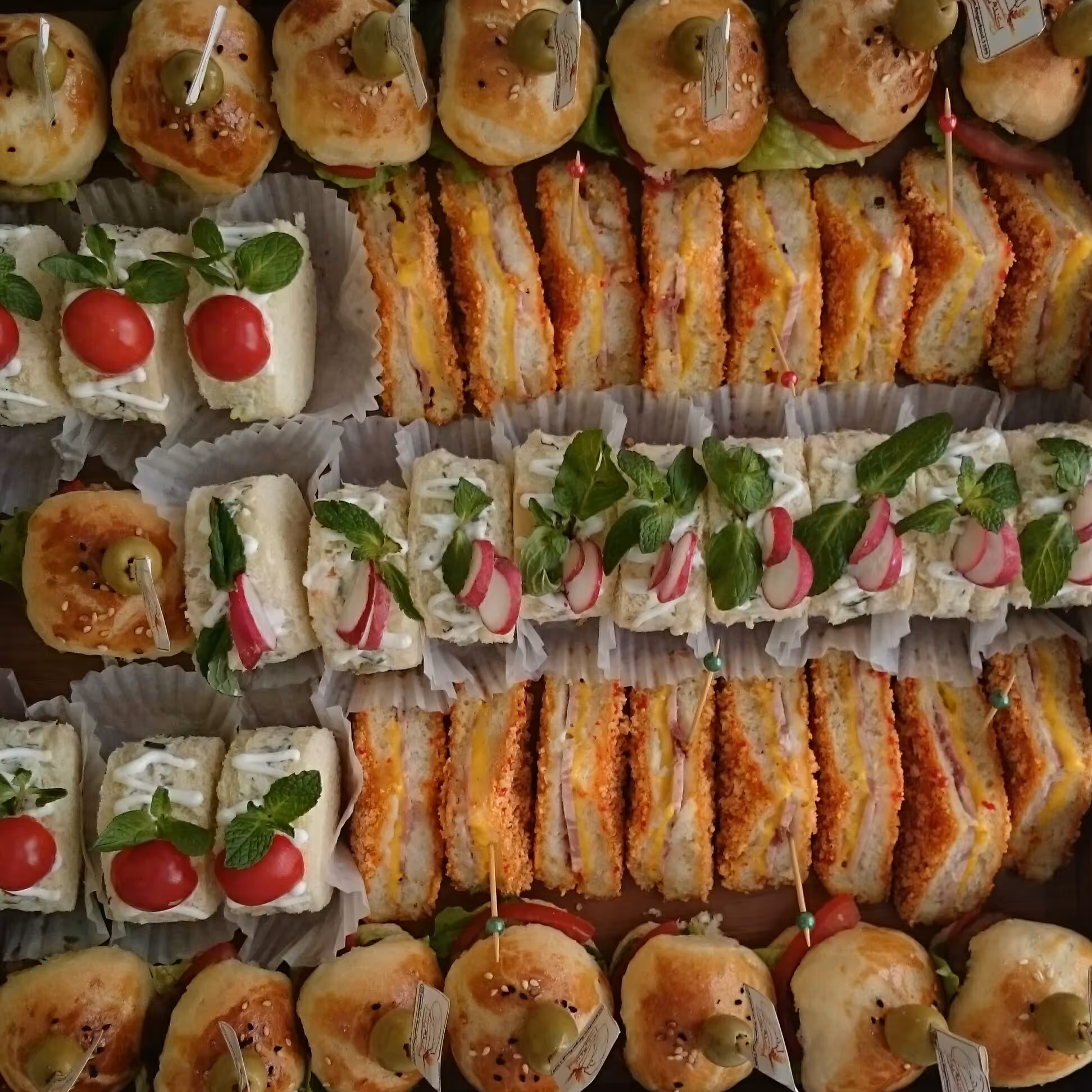 سینی میکس کیک مرغ ،مینی برگر،تست سوخاری(45تیکه)